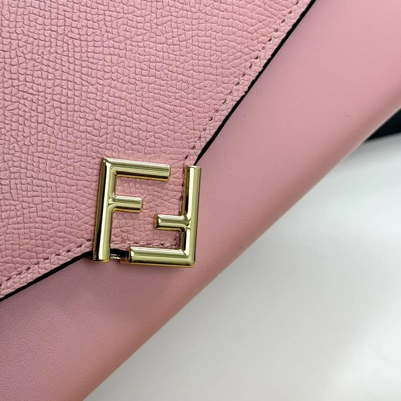 FENDI Fendi FF Diamonds Series Gold Label Logo Presbyopia FF Embossed Calf Leather Shoulder Crossbody Wallet Women's Brown/Black/Black with Brown/Pink/Gray Model: 2601 Size 19*9*1💰90