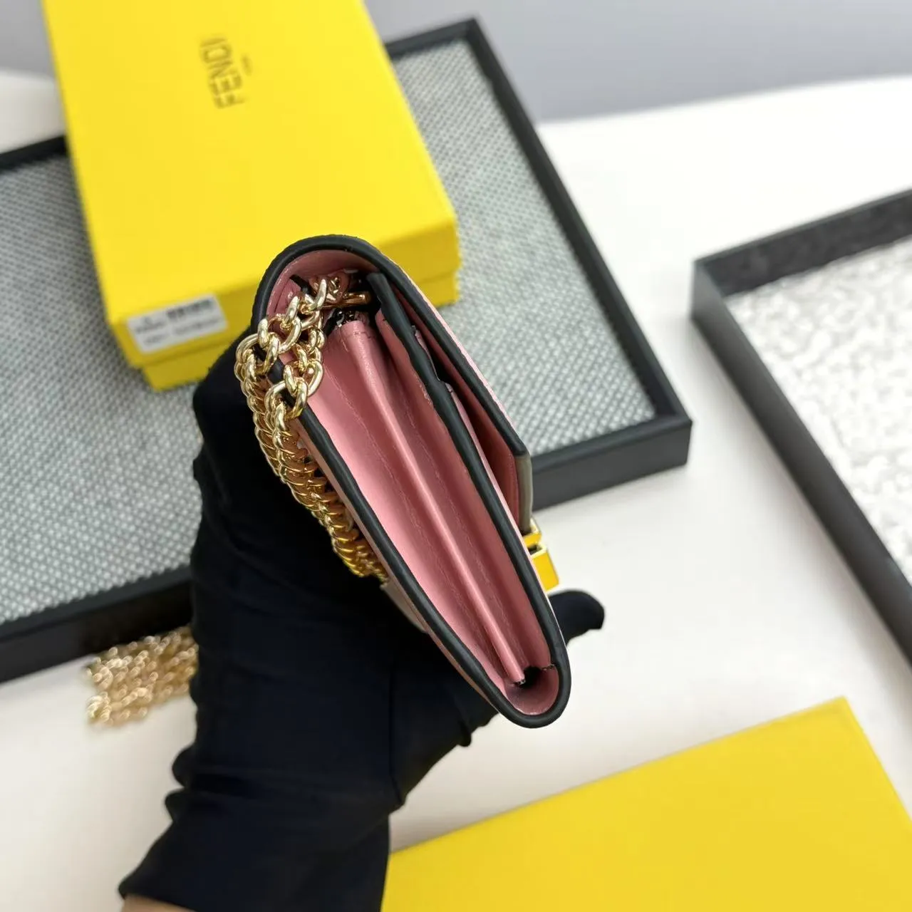 FENDI Fendi FF Diamonds Series Gold Label Logo Presbyopia FF Embossed Calf Leather Shoulder Crossbody Wallet Women's Brown/Black/Black with Brown/Pink/Gray Model: 2601 Size 19*9*1💰90