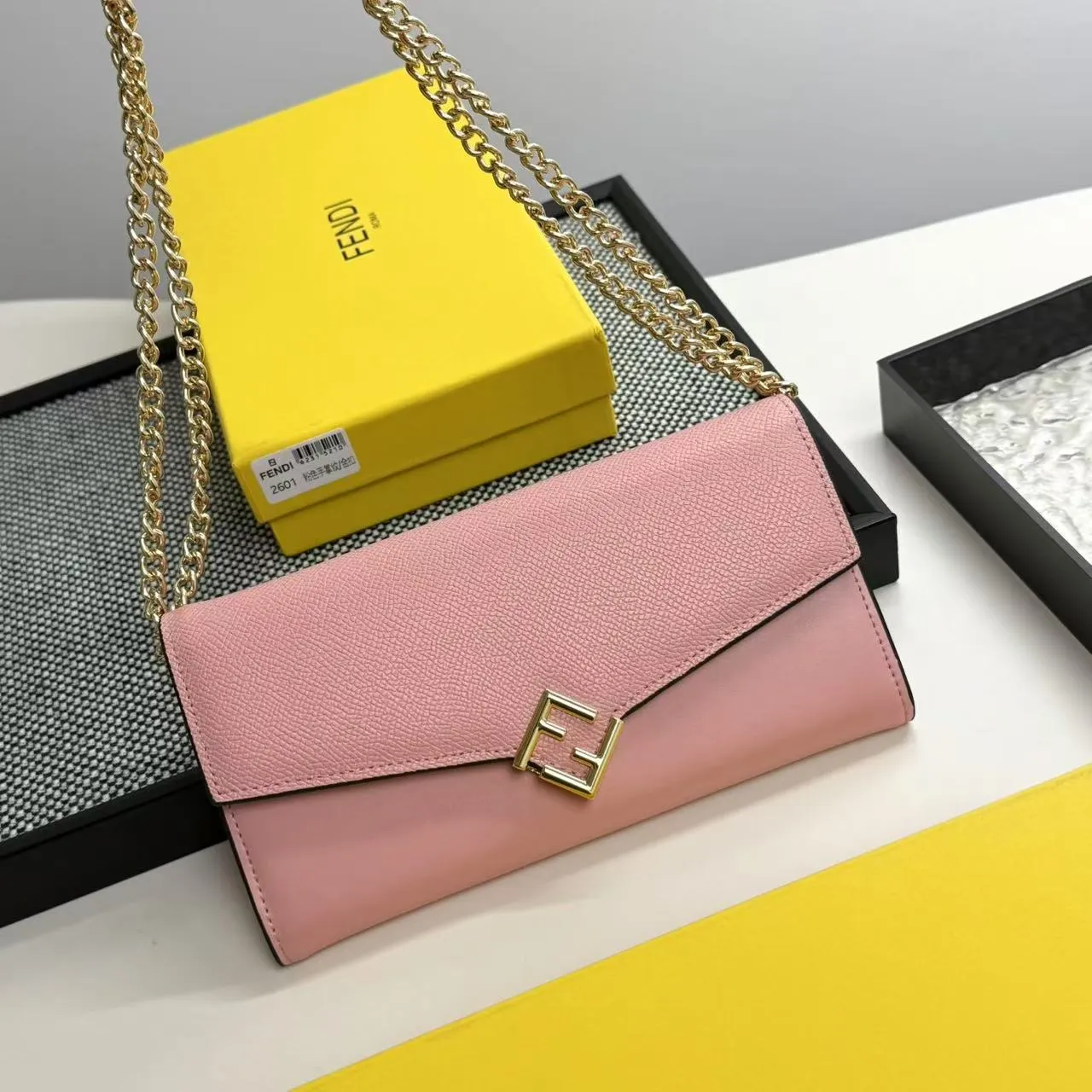 FENDI Fendi FF Diamonds Series Gold Label Logo Presbyopia FF Embossed Calf Leather Shoulder Crossbody Wallet Women's Brown/Black/Black with Brown/Pink/Gray Model: 2601 Size 19*9*1💰90