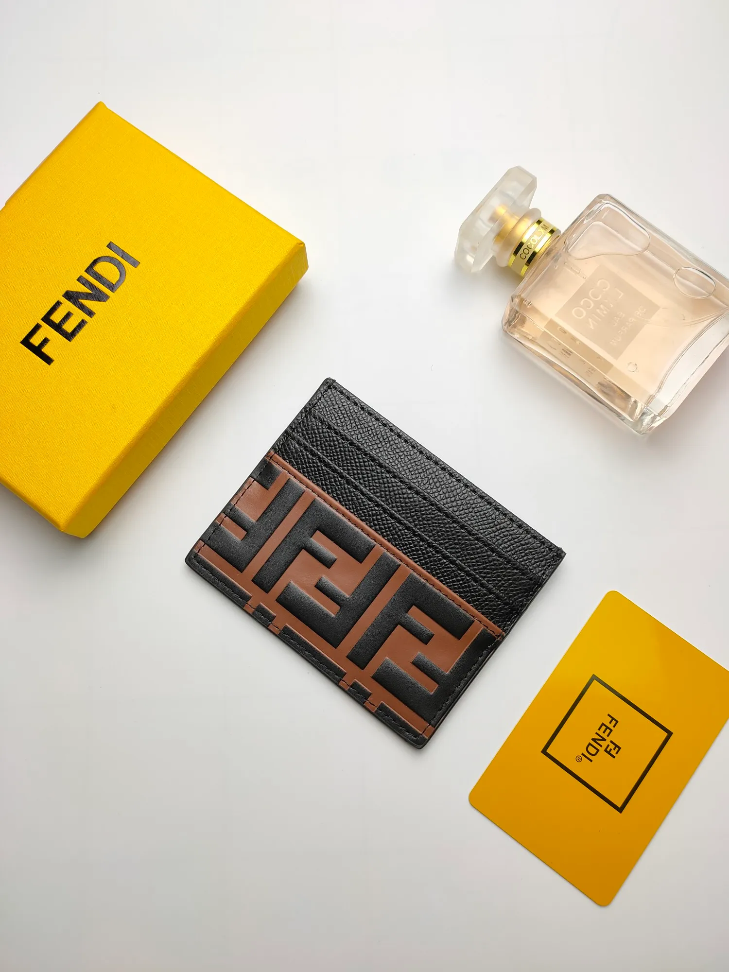 ￥90 Fendi "F is Fendi" card holder 😍 Has a middle compartment and six card slots [Celebration] Fendi Roma logo and internal label [Lip] Made of calfskin. Decorated with FF embossing and hand-painted pattern [rose] Style number: 0445 embossed Size: 10*8cm