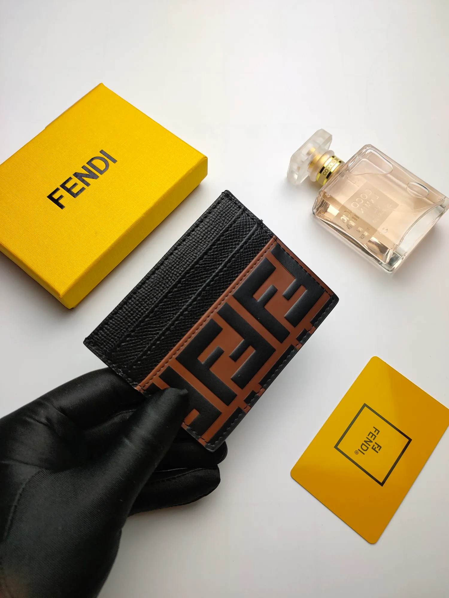 ￥90 Fendi "F is Fendi" card holder 😍 Has a middle compartment and six card slots [Celebration] Fendi Roma logo and internal label [Lip] Made of calfskin. Decorated with FF embossing and hand-painted pattern [rose] Style number: 0445 embossed Size: 10*8cm