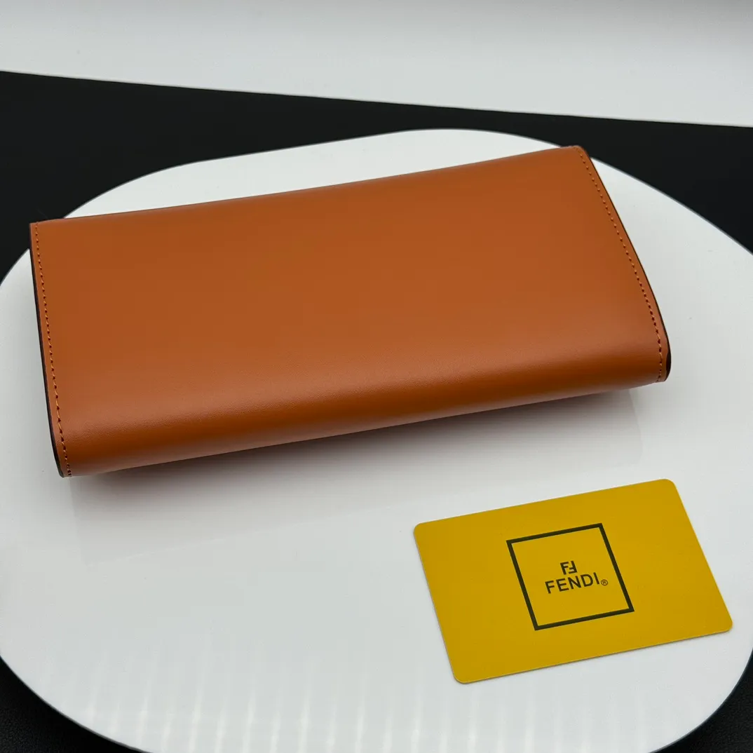 💰230 💎Upgraded from the original version💖 Fendi Roma long wallet. There are two bellows pockets, a zipper pocket, ten card slots and flat side pockets inside the bag. Model: F8MO0288 Size 19CMX9CMx2CM