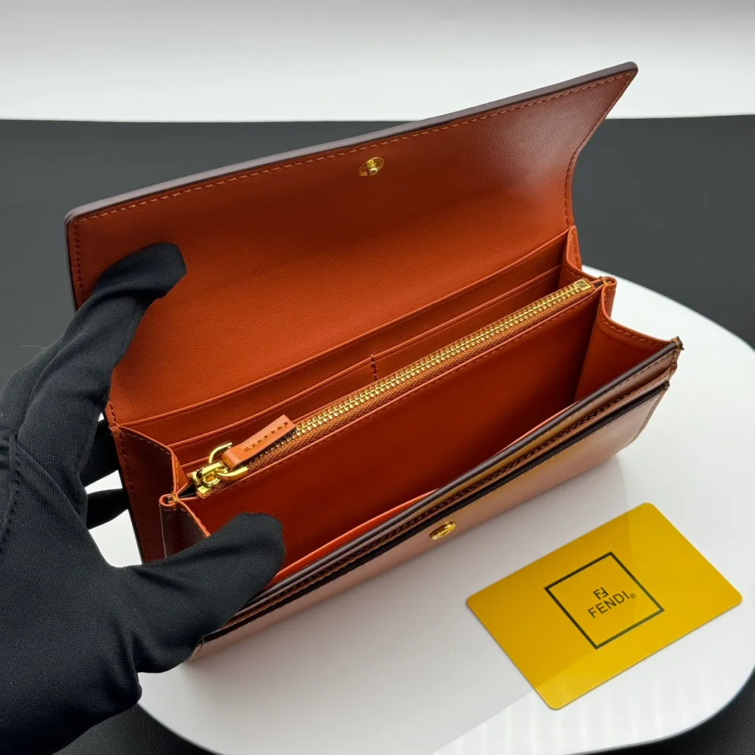 💰230 💎Upgraded from the original version💖 Fendi Roma long wallet. There are two bellows pockets, a zipper pocket, ten card slots and flat side pockets inside the bag. Model: F8MO0288 Size 19CMX9CMx2CM