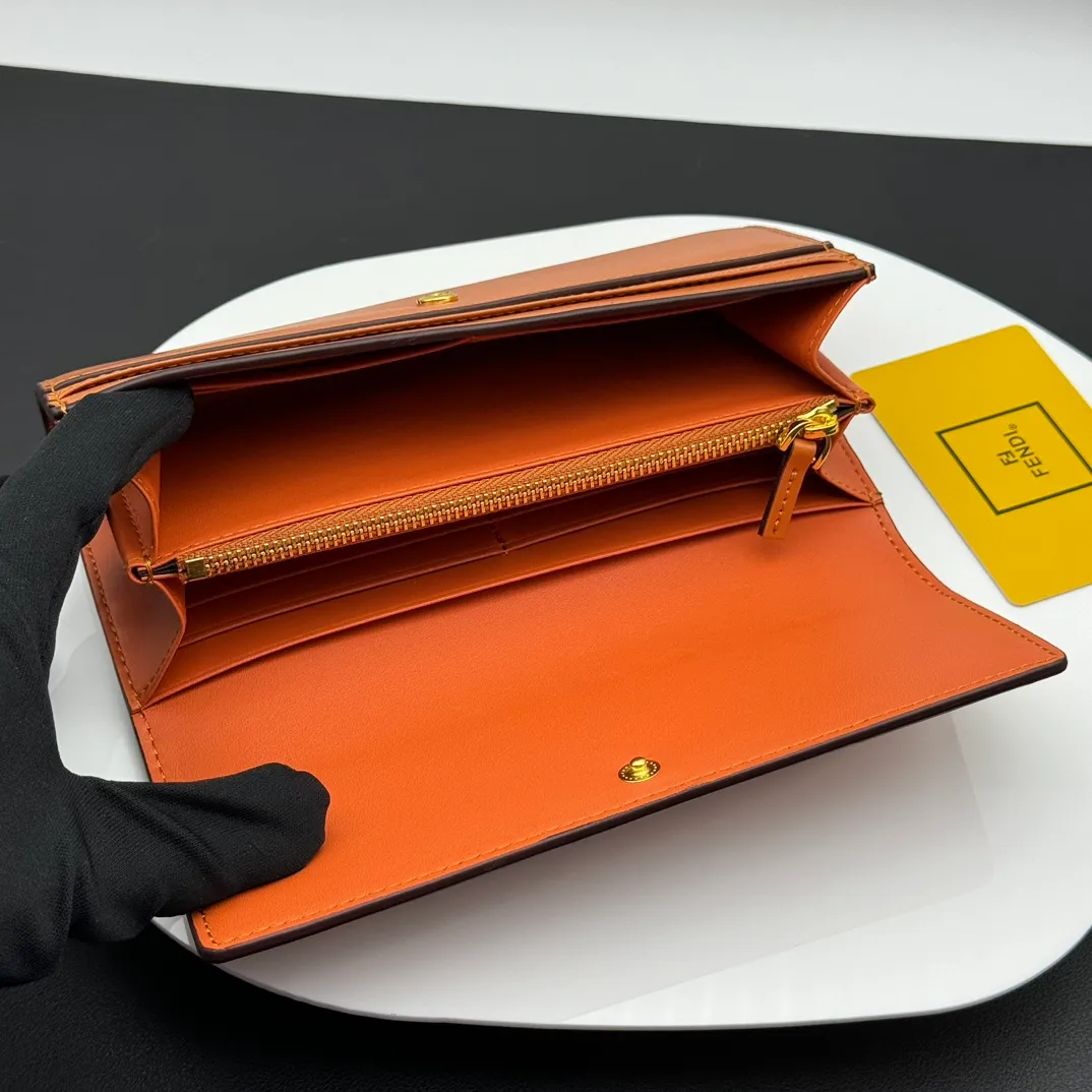 💰230 💎Upgraded from the original version💖 Fendi Roma long wallet. There are two bellows pockets, a zipper pocket, ten card slots and flat side pockets inside the bag. Model: F8MO0288 Size 19CMX9CMx2CM