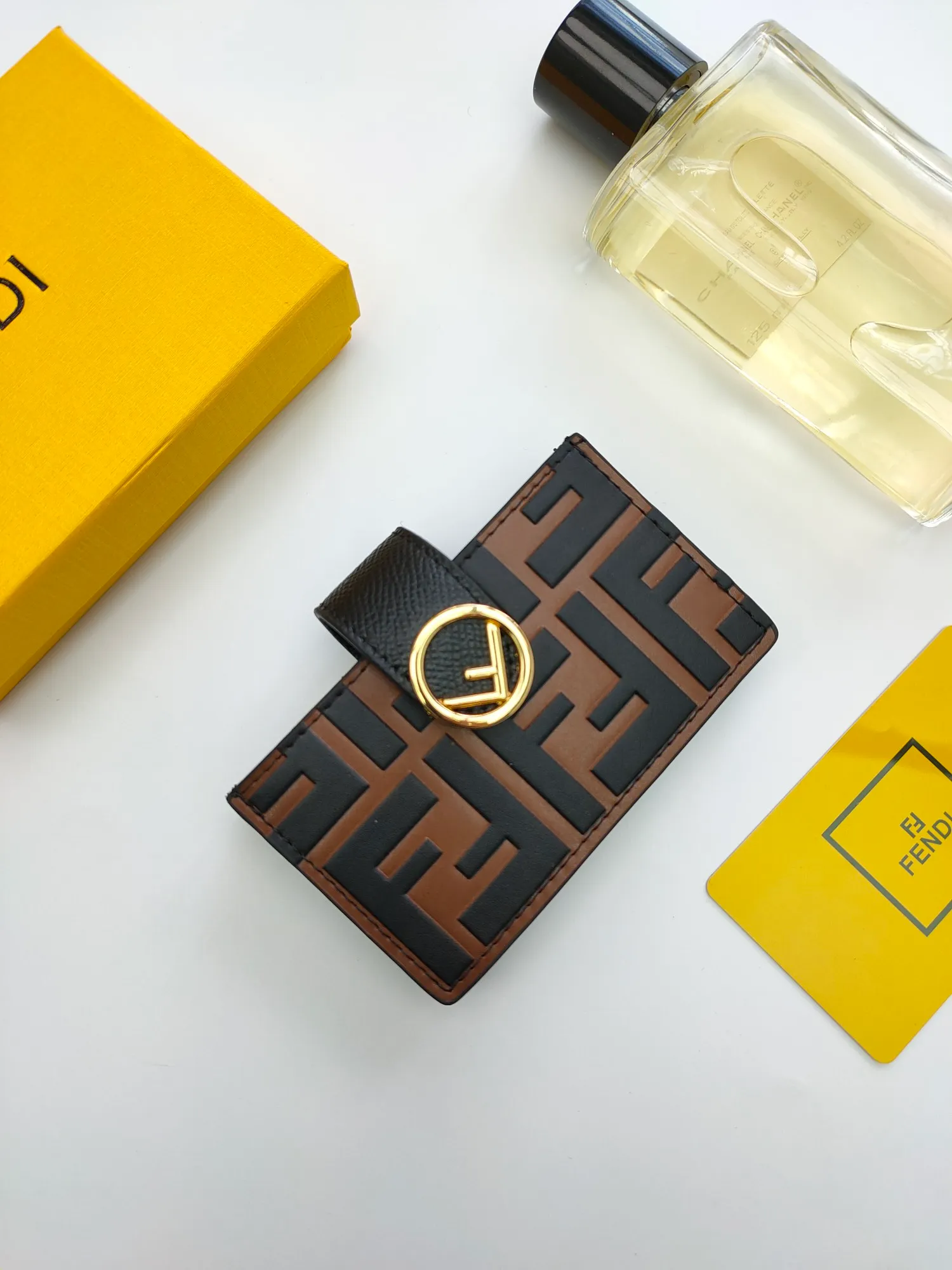 ￥130 🌹 Fendi "F is Fendi" flat card sleeve 😘 has a middle compartment and five card slots 😍 decorated with FF embossing and hand-painted patterns. Style number: 0021# Size: 10.5*6*2.5cm