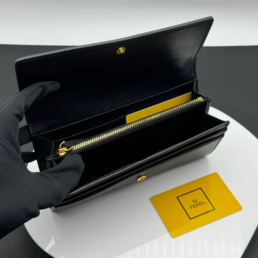 💰230 💎Upgraded from the original version💖 Fendi Roma long wallet. There are two bellows pockets, a zipper pocket, ten card slots and flat side pockets inside the bag. Model: F8MO0288 Size 19CMX9CMx2CM
