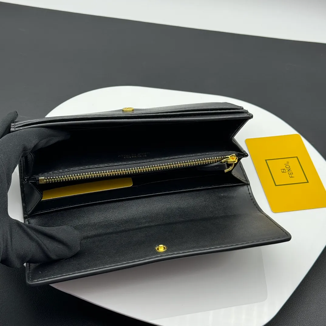 💰230 💎Upgraded from the original version💖 Fendi Roma long wallet. There are two bellows pockets, a zipper pocket, ten card slots and flat side pockets inside the bag. Model: F8MO0288 Size 19CMX9CMx2CM