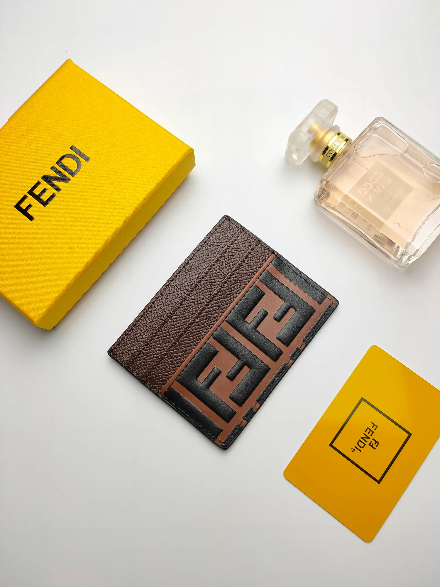 ￥90 Fendi "F is Fendi" card holder 😍 Has a middle compartment and six card slots [Celebration] Fendi Roma logo and internal label [Lip] Made of calfskin. Decorated with FF embossing and hand-painted pattern [rose] Style number: 0445 embossed Size: 10*8cm