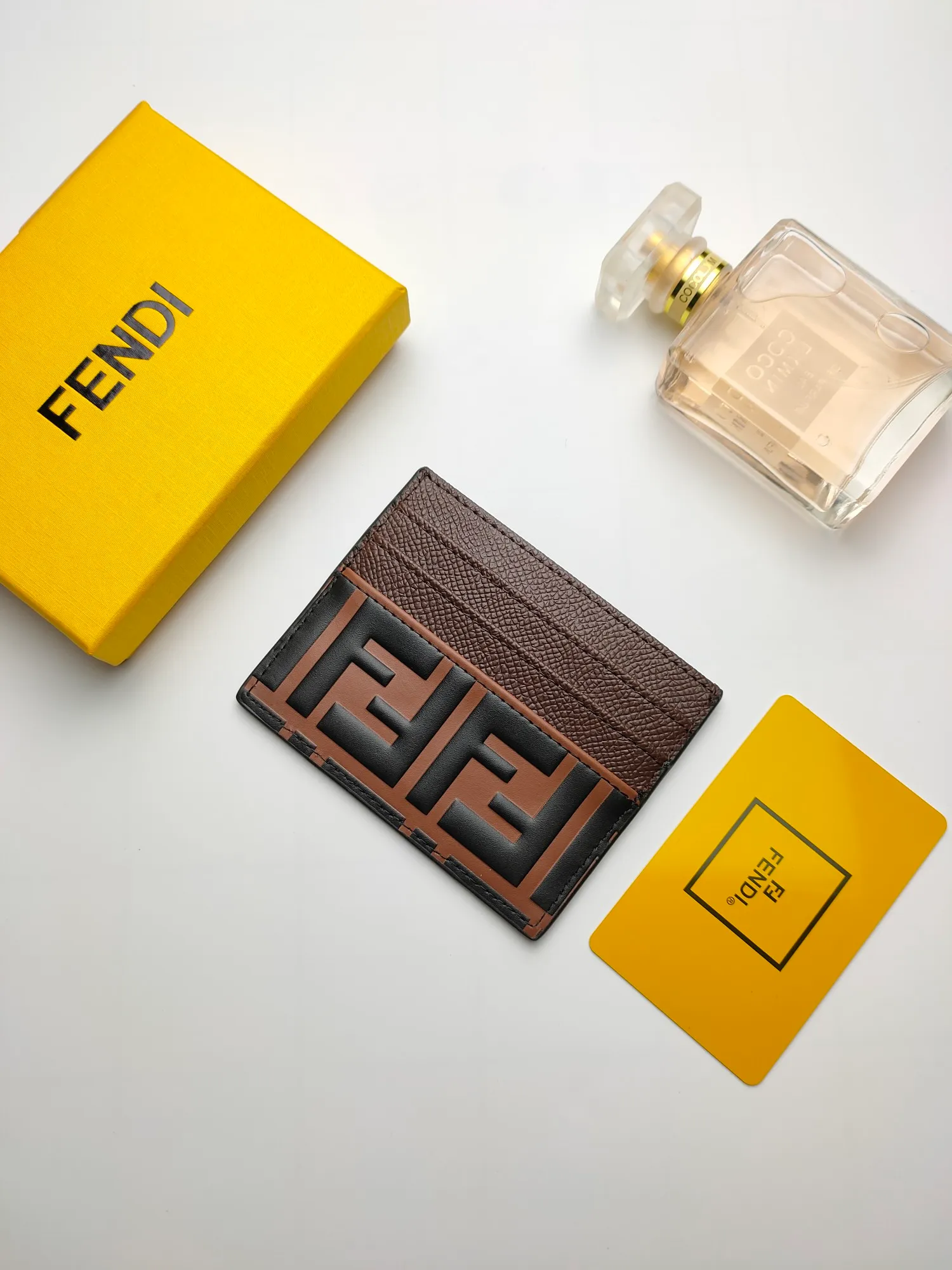 ￥90 Fendi "F is Fendi" card holder 😍 Has a middle compartment and six card slots [Celebration] Fendi Roma logo and internal label [Lip] Made of calfskin. Decorated with FF embossing and hand-painted pattern [rose] Style number: 0445 embossed Size: 10*8cm