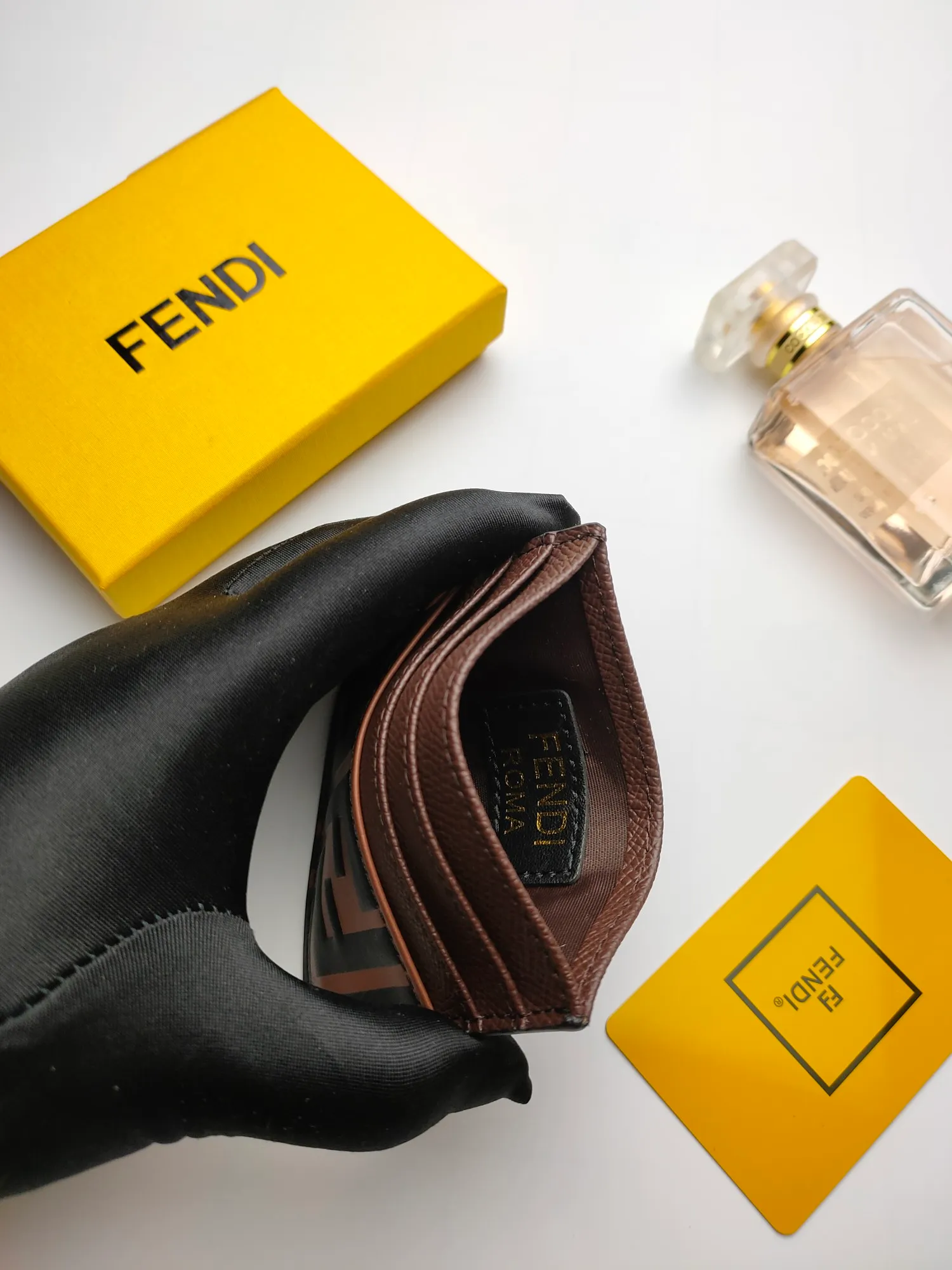 ￥90 Fendi "F is Fendi" card holder 😍 Has a middle compartment and six card slots [Celebration] Fendi Roma logo and internal label [Lip] Made of calfskin. Decorated with FF embossing and hand-painted pattern [rose] Style number: 0445 embossed Size: 10*8cm