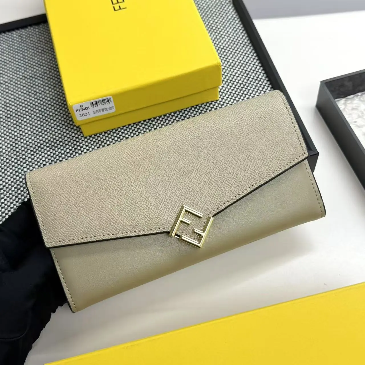 FENDI Fendi FF Diamonds Series Gold Label Logo Presbyopia FF Embossed Calf Leather Shoulder Crossbody Wallet Women's Brown/Black/Black with Brown/Pink/Gray Model: 2601 Size 19*9*1💰90