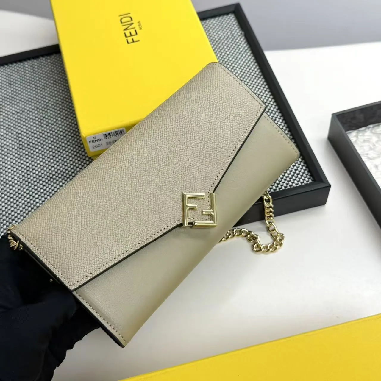 FENDI Fendi FF Diamonds Series Gold Label Logo Presbyopia FF Embossed Calf Leather Shoulder Crossbody Wallet Women's Brown/Black/Black with Brown/Pink/Gray Model: 2601 Size 19*9*1💰90