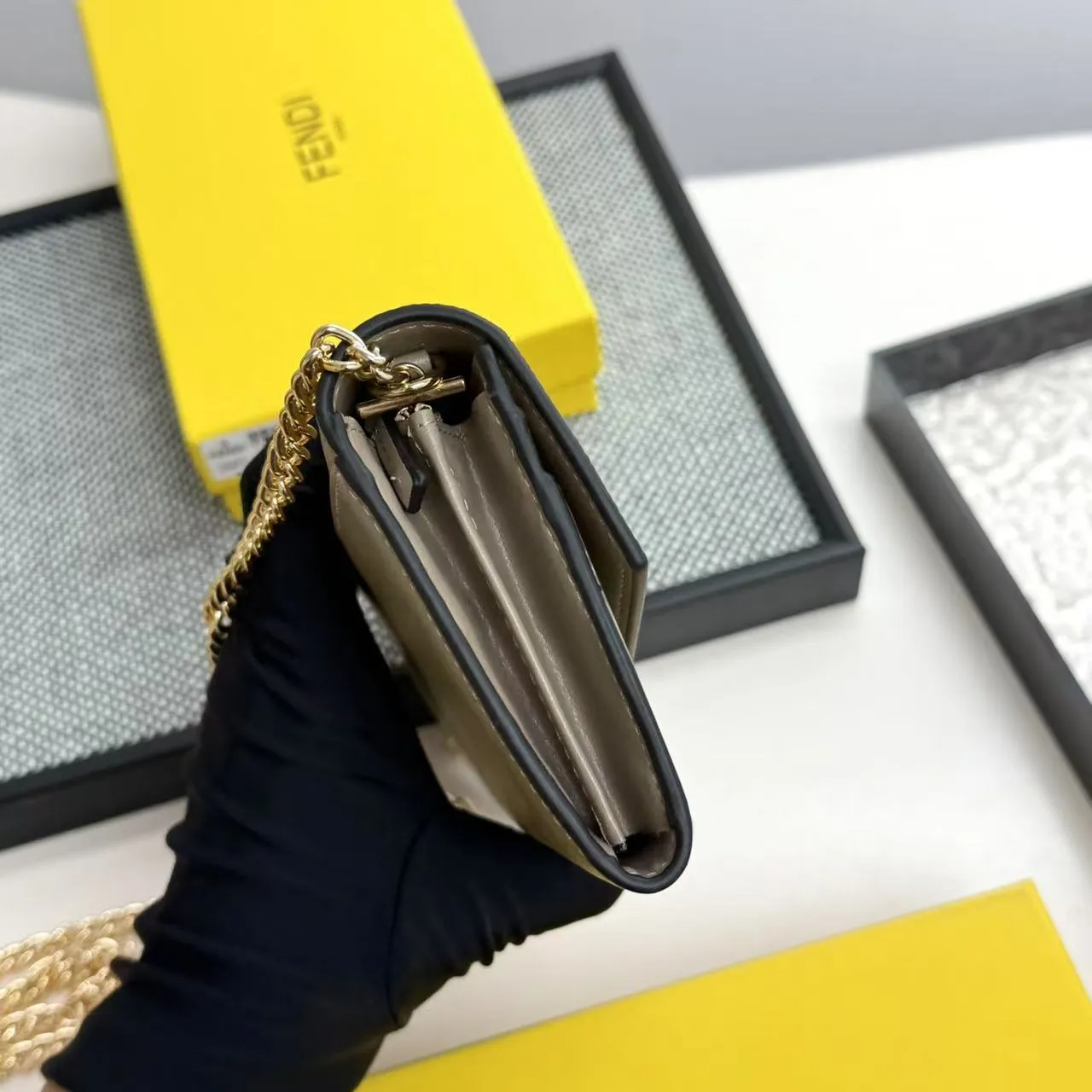 FENDI Fendi FF Diamonds Series Gold Label Logo Presbyopia FF Embossed Calf Leather Shoulder Crossbody Wallet Women's Brown/Black/Black with Brown/Pink/Gray Model: 2601 Size 19*9*1💰90