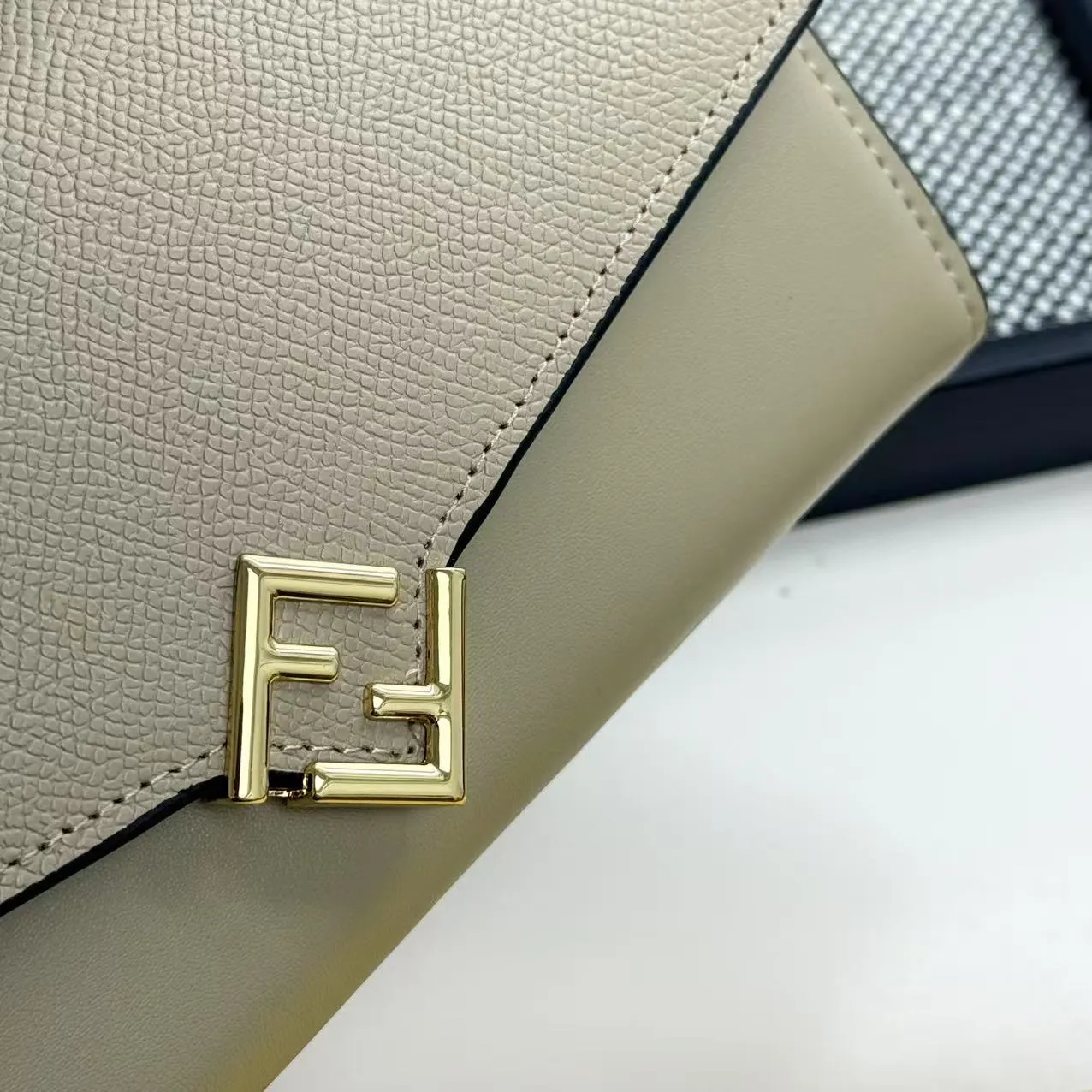 FENDI Fendi FF Diamonds Series Gold Label Logo Presbyopia FF Embossed Calf Leather Shoulder Crossbody Wallet Women's Brown/Black/Black with Brown/Pink/Gray Model: 2601 Size 19*9*1💰90