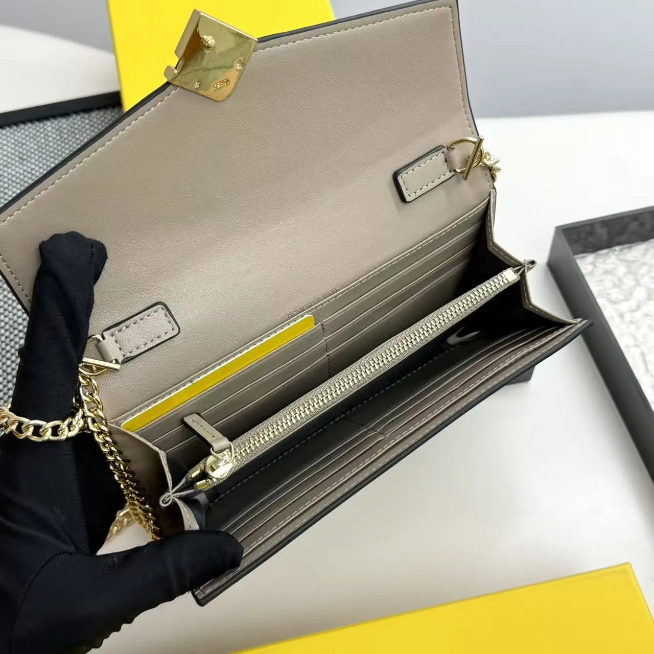 FENDI Fendi FF Diamonds Series Gold Label Logo Presbyopia FF Embossed Calf Leather Shoulder Crossbody Wallet Women's Brown/Black/Black with Brown/Pink/Gray Model: 2601 Size 19*9*1💰90