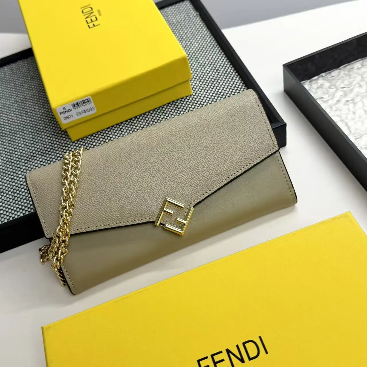 FENDI Fendi FF Diamonds Series Gold Label Logo Presbyopia FF Embossed Calf Leather Shoulder Crossbody Wallet Women's Brown/Black/Black with Brown/Pink/Gray Model: 2601 Size 19*9*1💰90