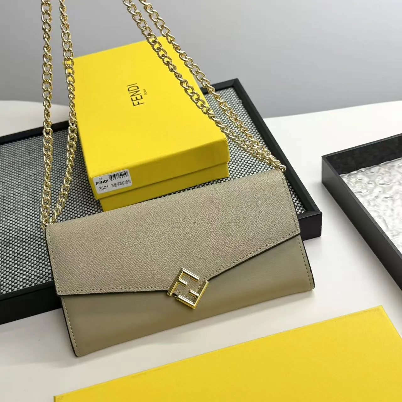 FENDI Fendi FF Diamonds Series Gold Label Logo Presbyopia FF Embossed Calf Leather Shoulder Crossbody Wallet Women's Brown/Black/Black with Brown/Pink/Gray Model: 2601 Size 19*9*1💰90