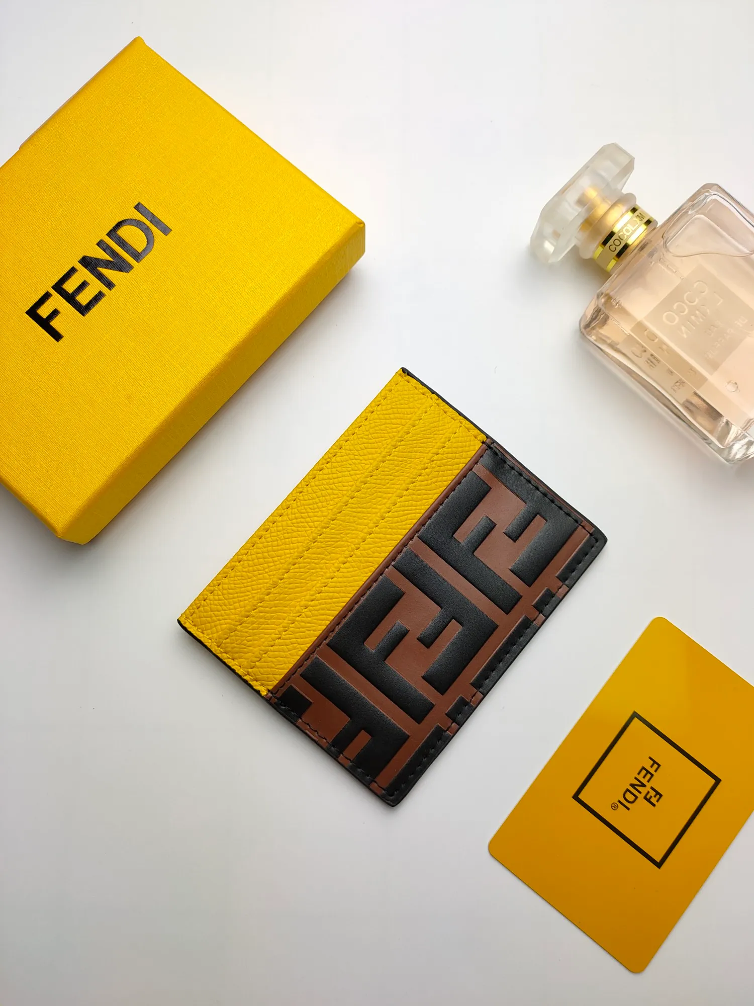 ￥90 Fendi "F is Fendi" card holder 😍 Has a middle compartment and six card slots [Celebration] Fendi Roma logo and internal label [Lip] Made of calfskin. Decorated with FF embossing and hand-painted pattern [rose] Style number: 0445 embossed Size: 10*8cm