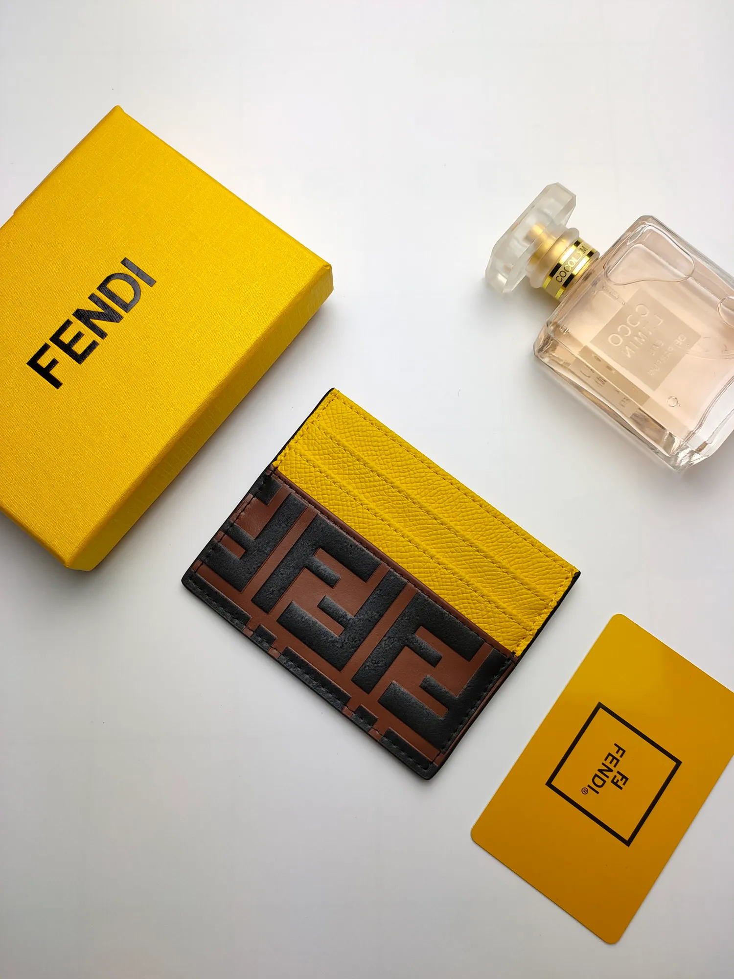 ￥90 Fendi "F is Fendi" card holder 😍 Has a middle compartment and six card slots [Celebration] Fendi Roma logo and internal label [Lip] Made of calfskin. Decorated with FF embossing and hand-painted pattern [rose] Style number: 0445 embossed Size: 10*8cm