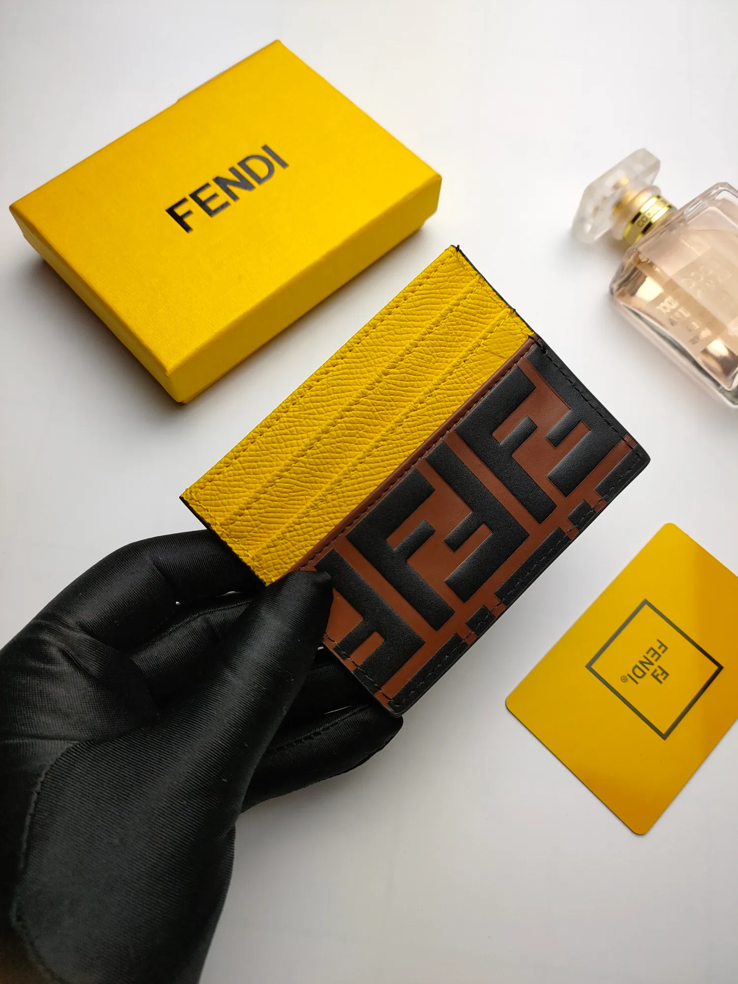￥90 Fendi "F is Fendi" card holder 😍 Has a middle compartment and six card slots [Celebration] Fendi Roma logo and internal label [Lip] Made of calfskin. Decorated with FF embossing and hand-painted pattern [rose] Style number: 0445 embossed Size: 10*8cm