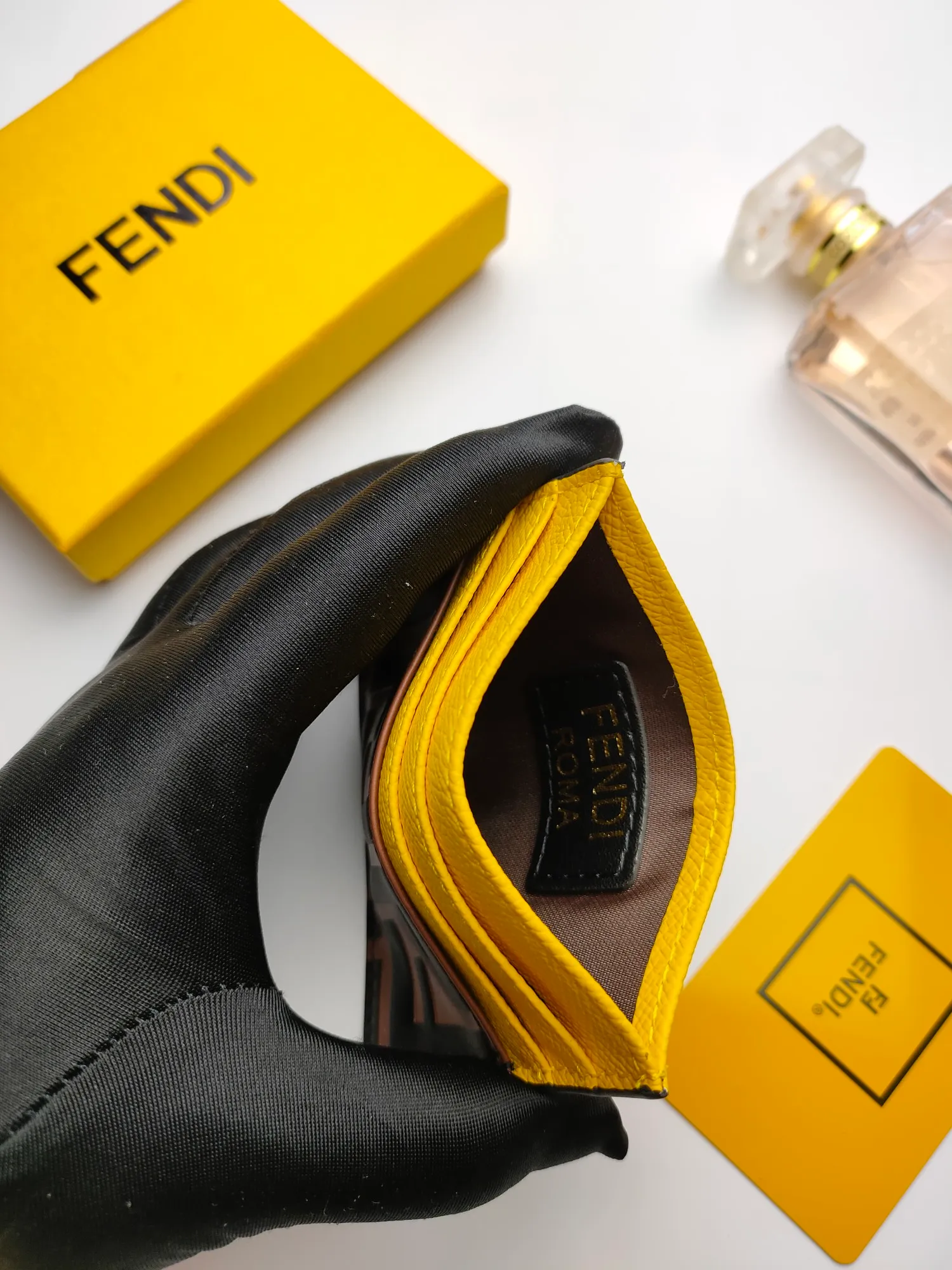 ￥90 Fendi "F is Fendi" card holder 😍 Has a middle compartment and six card slots [Celebration] Fendi Roma logo and internal label [Lip] Made of calfskin. Decorated with FF embossing and hand-painted pattern [rose] Style number: 0445 embossed Size: 10*8cm