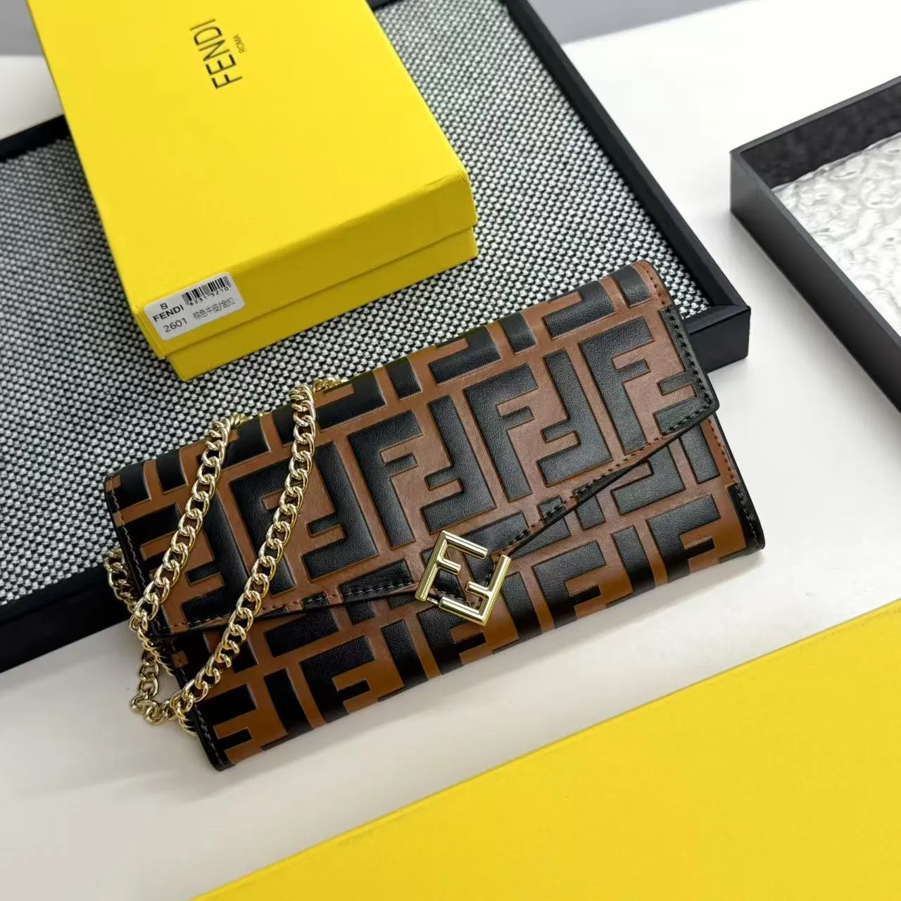 FENDI Fendi FF Diamonds Series Gold Label Logo Presbyopia FF Embossed Calf Leather Shoulder Crossbody Wallet Women's Brown/Black/Black with Brown/Pink/Gray Model: 2601 Size 19*9*1💰90