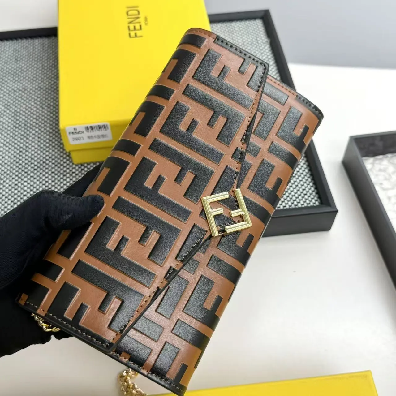 FENDI Fendi FF Diamonds Series Gold Label Logo Presbyopia FF Embossed Calf Leather Shoulder Crossbody Wallet Women's Brown/Black/Black with Brown/Pink/Gray Model: 2601 Size 19*9*1💰90