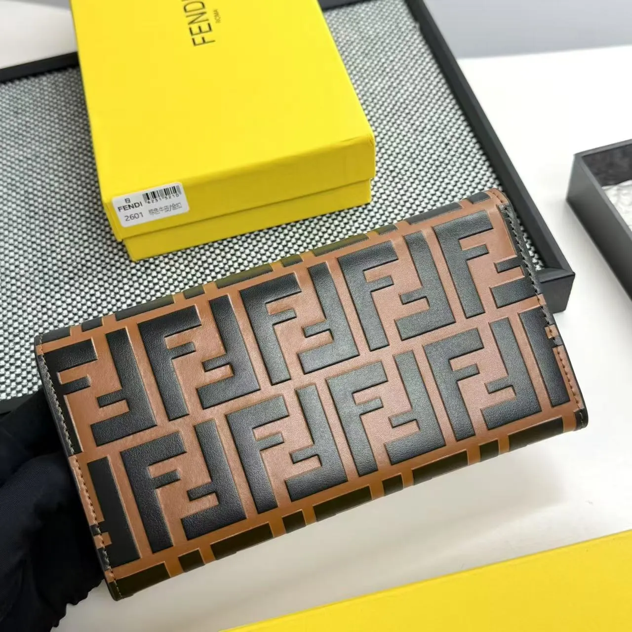 FENDI Fendi FF Diamonds Series Gold Label Logo Presbyopia FF Embossed Calf Leather Shoulder Crossbody Wallet Women's Brown/Black/Black with Brown/Pink/Gray Model: 2601 Size 19*9*1💰90