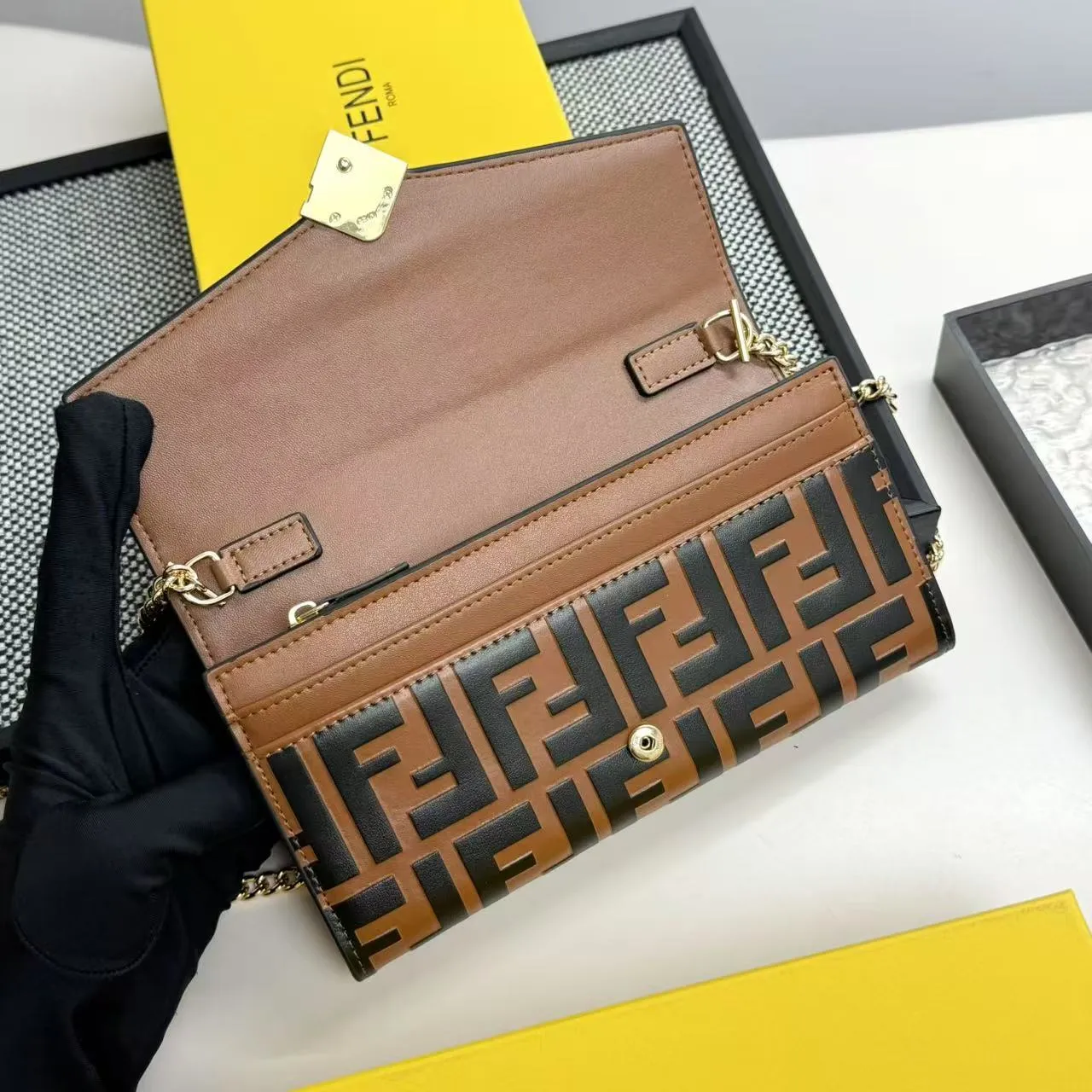 FENDI Fendi FF Diamonds Series Gold Label Logo Presbyopia FF Embossed Calf Leather Shoulder Crossbody Wallet Women's Brown/Black/Black with Brown/Pink/Gray Model: 2601 Size 19*9*1💰90