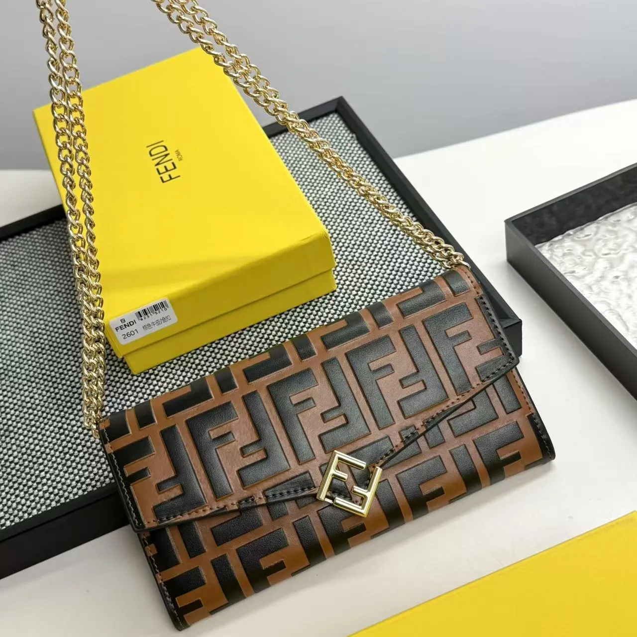 FENDI Fendi FF Diamonds Series Gold Label Logo Presbyopia FF Embossed Calf Leather Shoulder Crossbody Wallet Women's Brown/Black/Black with Brown/Pink/Gray Model: 2601 Size 19*9*1💰90