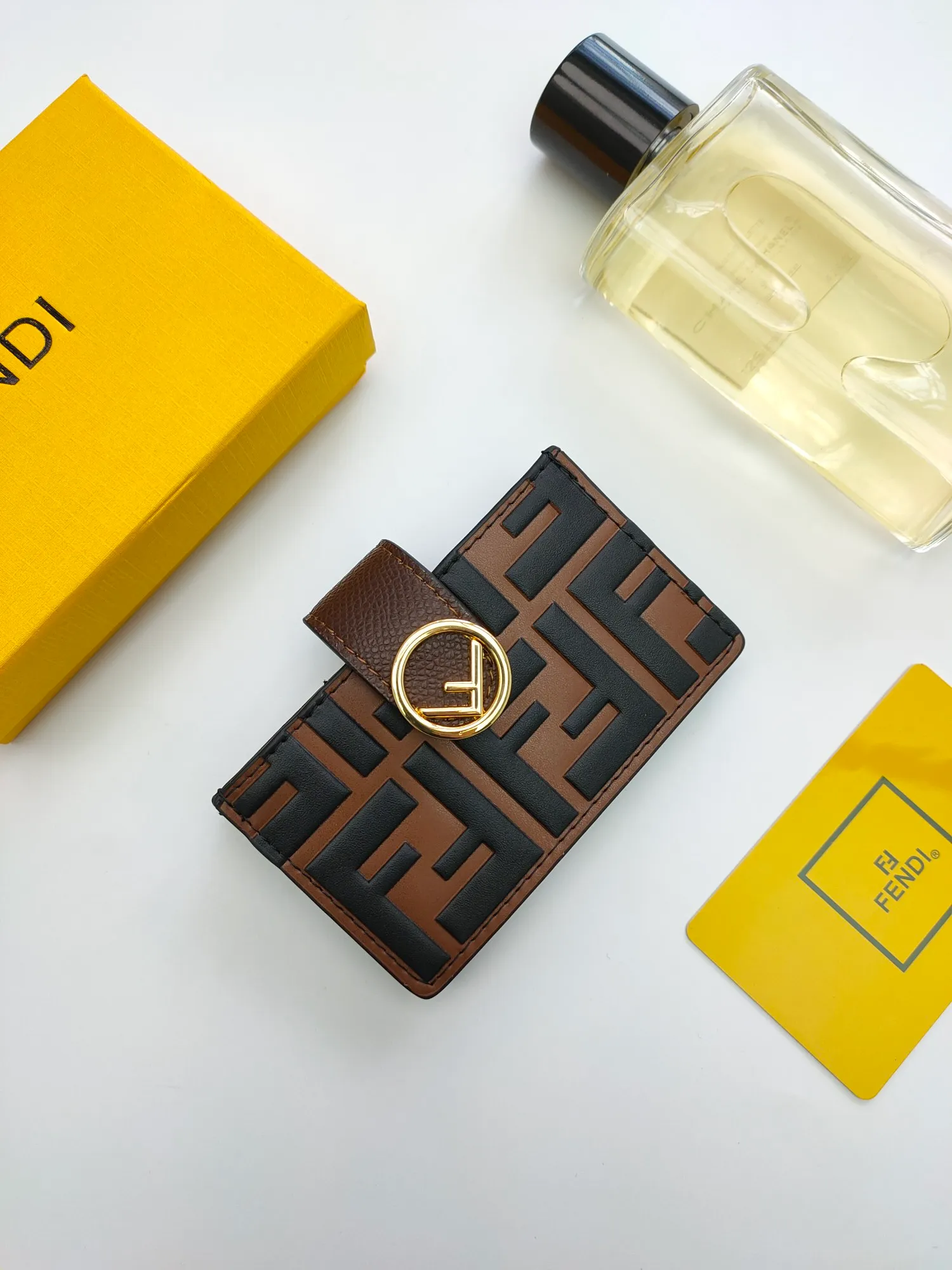 ￥130 🌹 Fendi "F is Fendi" flat card sleeve 😘 has a middle compartment and five card slots 😍 decorated with FF embossing and hand-painted patterns. Style number: 0021# Size: 10.5*6*2.5cm