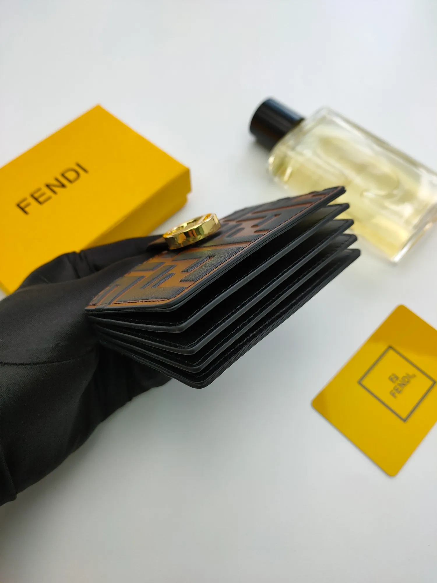 ￥130 🌹 Fendi "F is Fendi" flat card sleeve 😘 has a middle compartment and five card slots 😍 decorated with FF embossing and hand-painted patterns. Style number: 0021# Size: 10.5*6*2.5cm