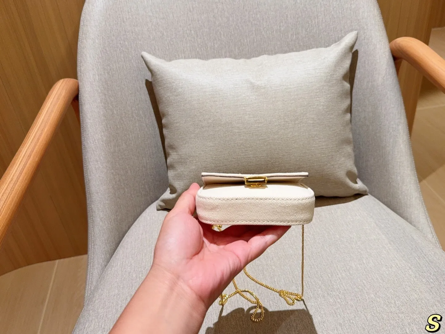 All categories Official website "Brand Women's Bags" Women's Bags 💙 FENDI 2025 new fendi mini lipstick bag coin purse