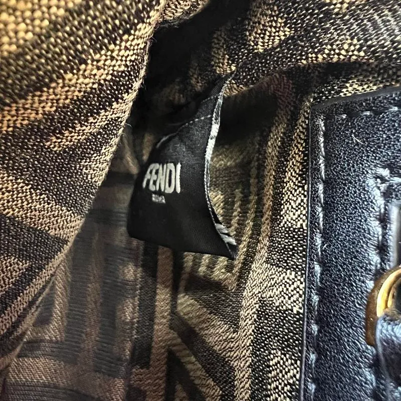 All Categories Official Website "Brand Women's Bags" Women's Bags 💙 FENDI The latest FendiVersace co-branded model, the iconic Baguette medium handbag adopts a clamshell design and is equipped with FF magnetic buckle closure. Lined interior with zip pocket. Comes with a detachable handle or shoulder strap for cross-body or hand carry. Decorated with tonal FF logo embroidery. Contrasting brown leather trim