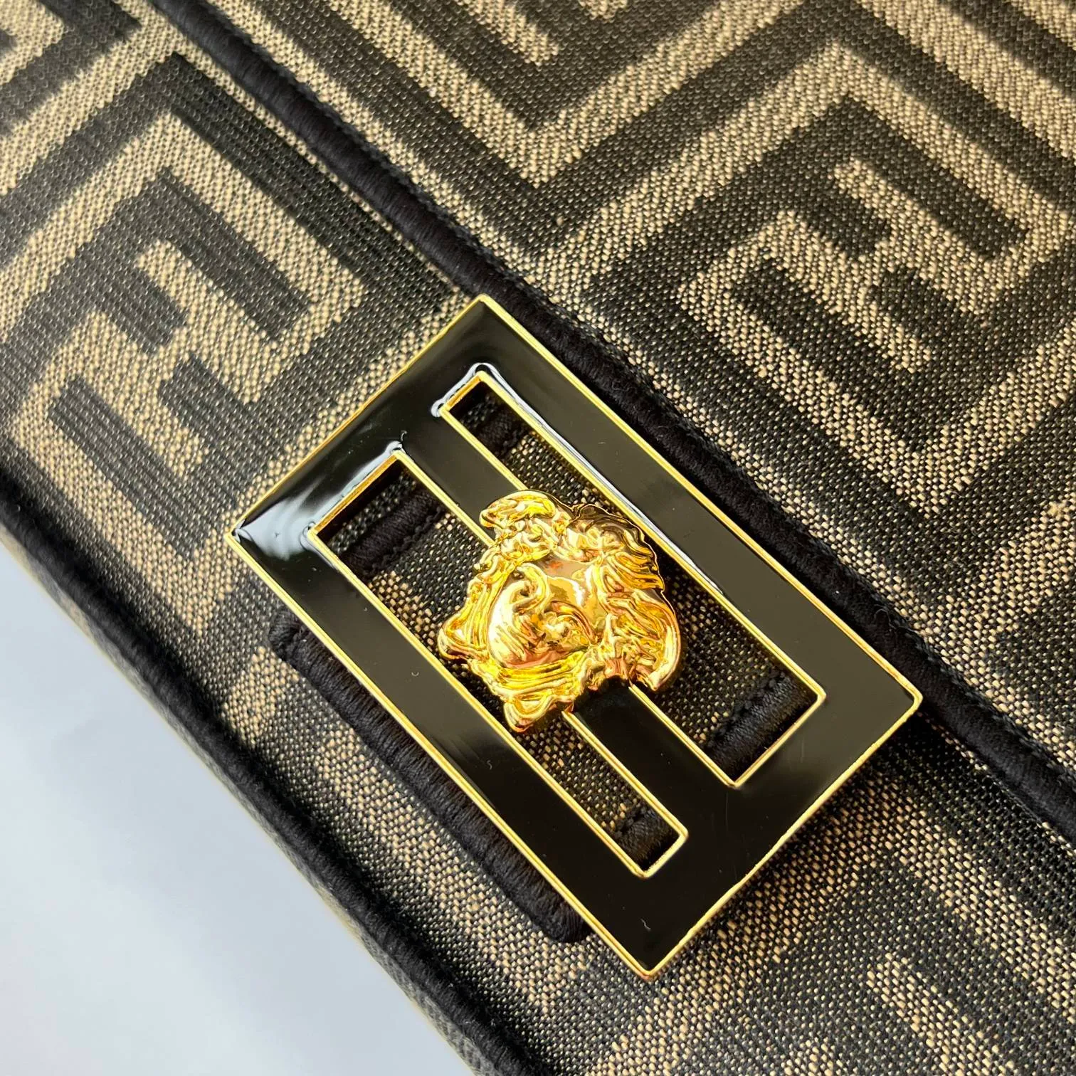 All Categories Official Website "Brand Women's Bags" Women's Bags 💙 FENDI The latest FendiVersace co-branded model, the iconic Baguette medium handbag adopts a clamshell design and is equipped with FF magnetic buckle closure. Lined interior with zip pocket. Comes with a detachable handle or shoulder strap for cross-body or hand carry. Decorated with tonal FF logo embroidery. Contrasting brown leather trim