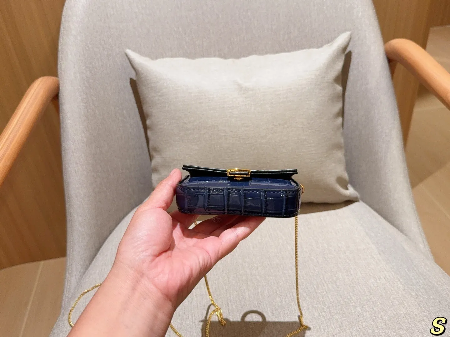 All categories Official website "Brand Women's Bags" Women's Bags 💙 FENDI 2025 new fendi mini lipstick bag coin purse