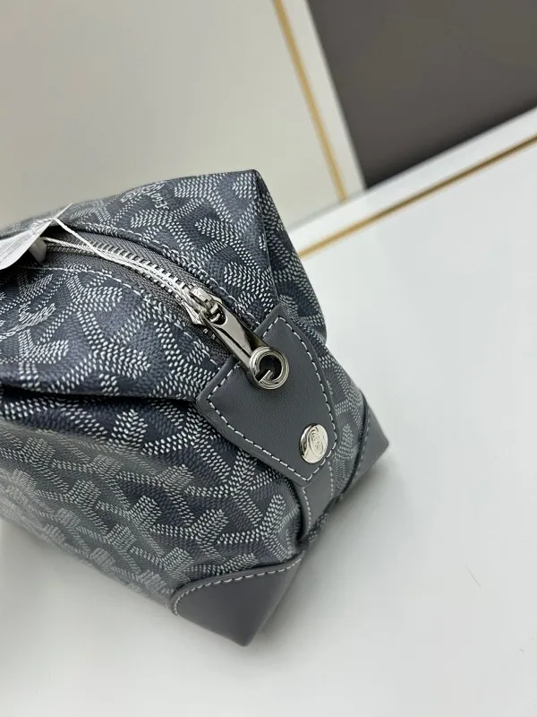 All Categories Official Website "Brand Women's Bags" Women's Bags 💙GOYARD 2024 Official Website New GOYARD Toiletries Bag
