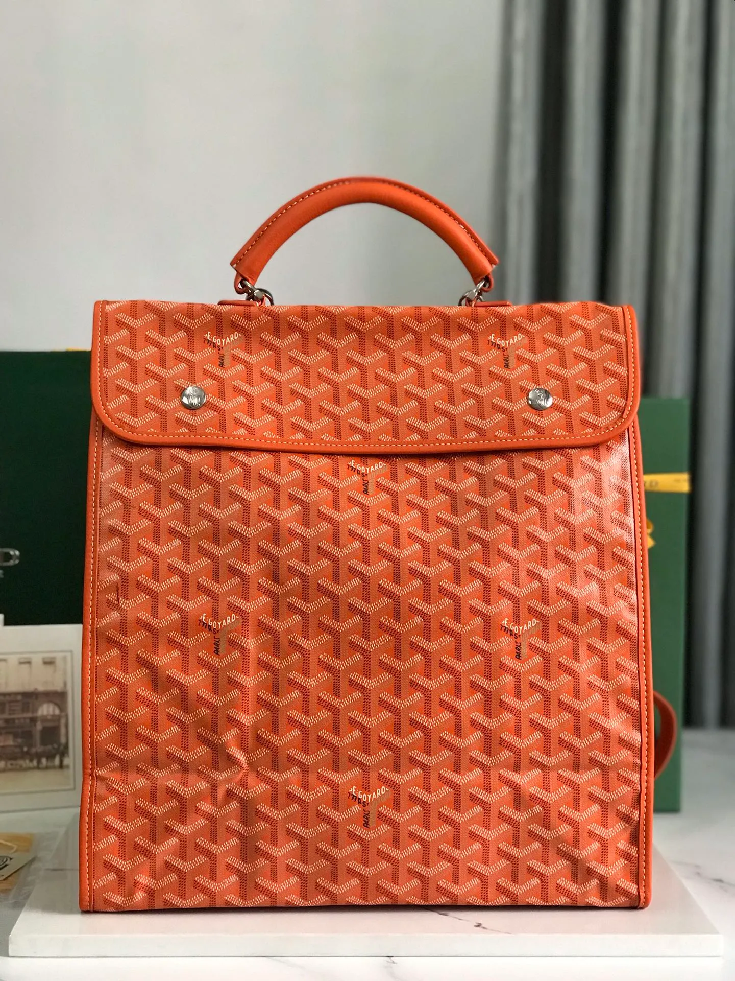 720❤️Goyard Saint Leger folding backpack The Saint Leger bag follows Goyard's consistent principles of modular design and functionality. It has a large internal space and is equipped with a detachable and adjustable shoulder strap. It can be cleverly converted into a briefcase or backpack. It is an indispensable and excellent companion for daily travel❤️ Size: 33*35*16cm 🔎: 020318/020191