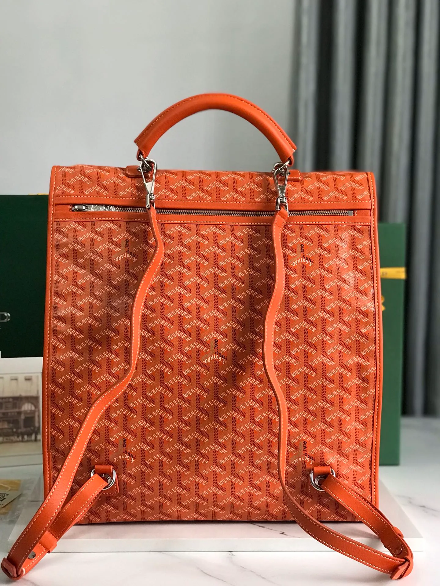 720❤️Goyard Saint Leger folding backpack The Saint Leger bag follows Goyard's consistent principles of modular design and functionality. It has a large internal space and is equipped with a detachable and adjustable shoulder strap. It can be cleverly converted into a briefcase or backpack. It is an indispensable and excellent companion for daily travel❤️ Size: 33*35*16cm 🔎: 020318/020191