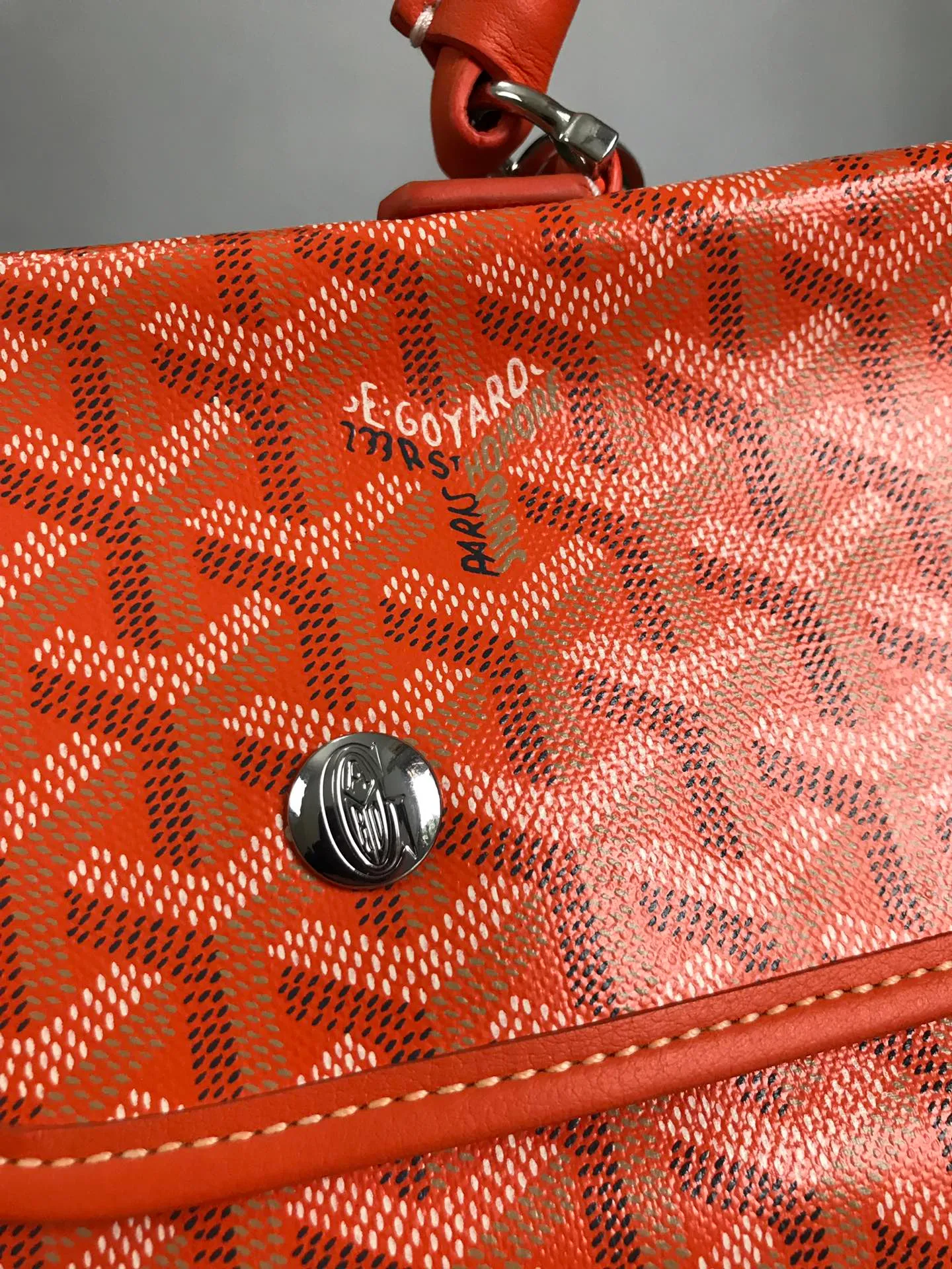720❤️Goyard Saint Leger folding backpack The Saint Leger bag follows Goyard's consistent principles of modular design and functionality. It has a large internal space and is equipped with a detachable and adjustable shoulder strap. It can be cleverly converted into a briefcase or backpack. It is an indispensable and excellent companion for daily travel❤️ Size: 33*35*16cm 🔎: 020318/020191