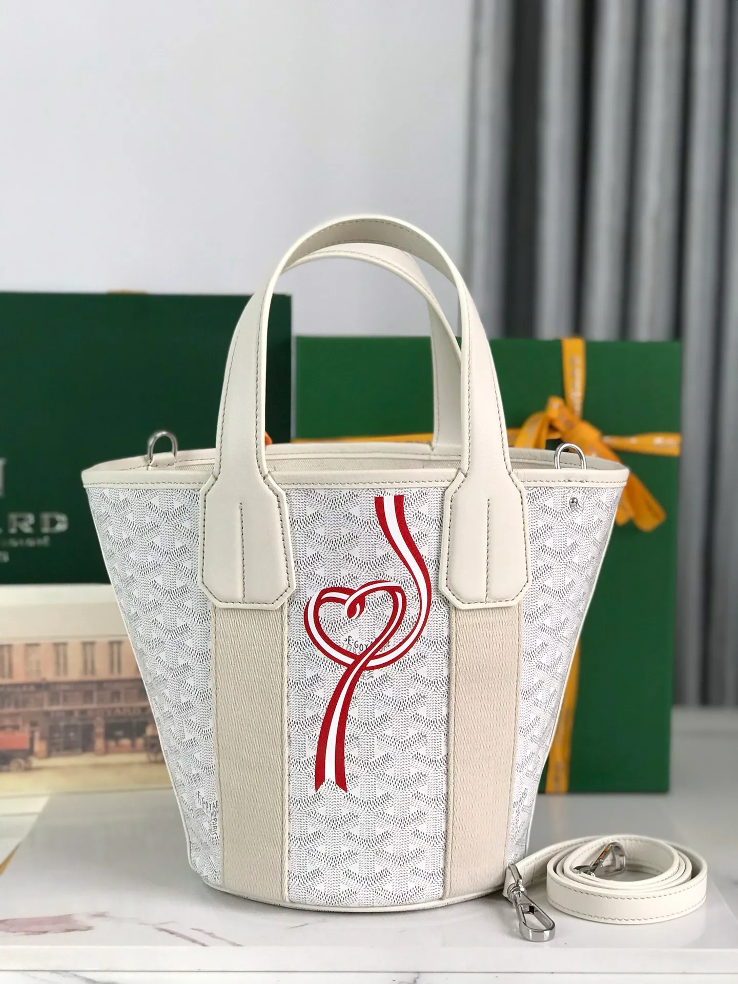 670💝BELHARRA small bag is the perfect companion for vacations in the sun. Its iconic bucket shape and large opening design can easily accommodate daily necessities. Whether on the beach or on the city road, this special edition bag can be easily carried in hand or on the shoulder. The calfskin leather shoulder strap is detachable. 11 classic colors are combined with two different hearts. The small love style makes the bag more unique and playful. The ribbon love style makes the bag more novel, soft and smart. Size: 18*14 (bottom width) *24 (height) 🔎120230