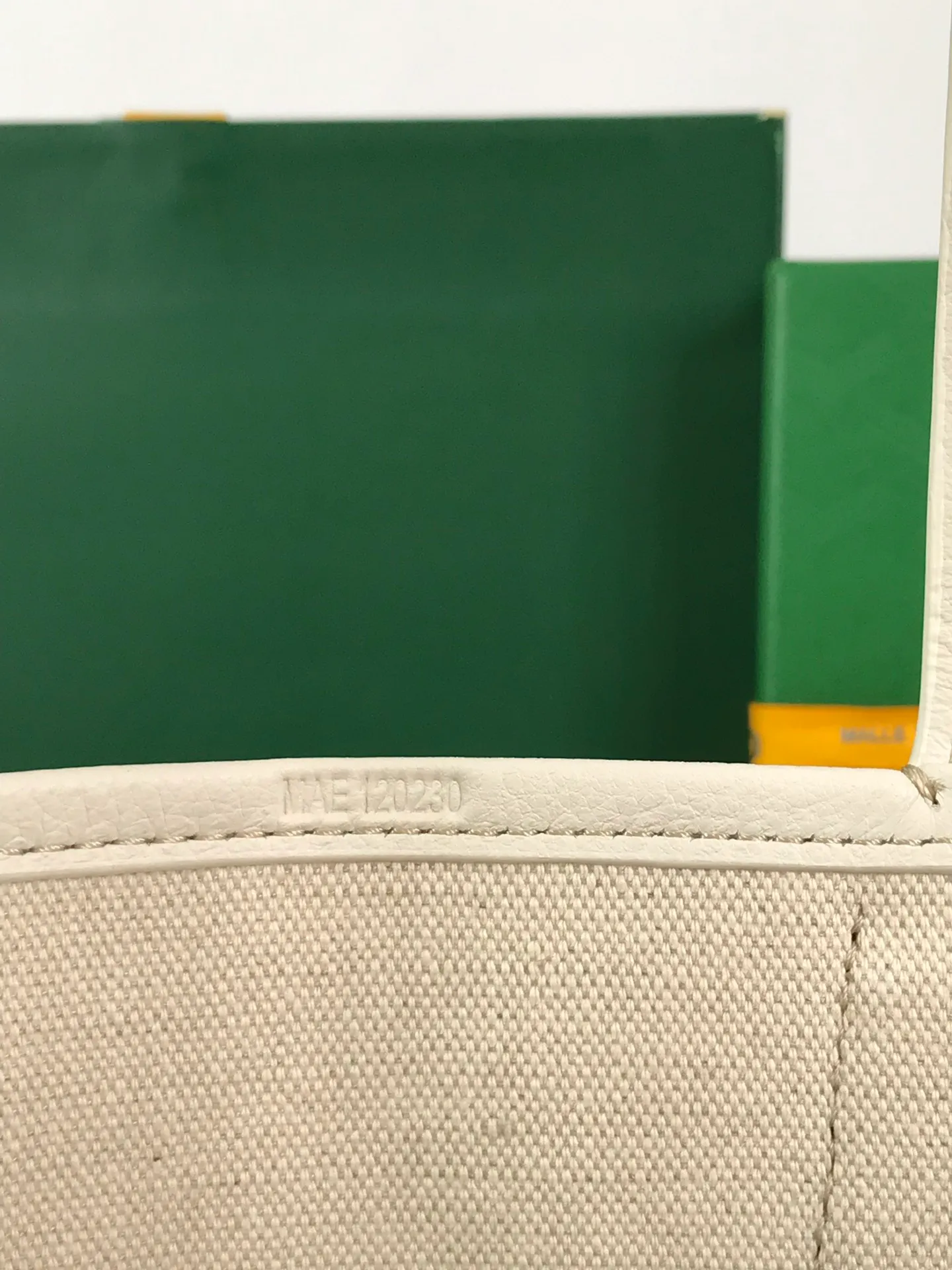 670💝BELHARRA small bag is the perfect companion for vacations in the sun. Its iconic bucket shape and large opening design can easily accommodate daily necessities. Whether on the beach or on the city road, this special edition bag can be easily carried in hand or on the shoulder. The calfskin leather shoulder strap is detachable. 11 classic colors are combined with two different hearts. The small love style makes the bag more unique and playful. The ribbon love style makes the bag more novel, soft and smart. Size: 18*14 (bottom width) *24 (height) 🔎120230