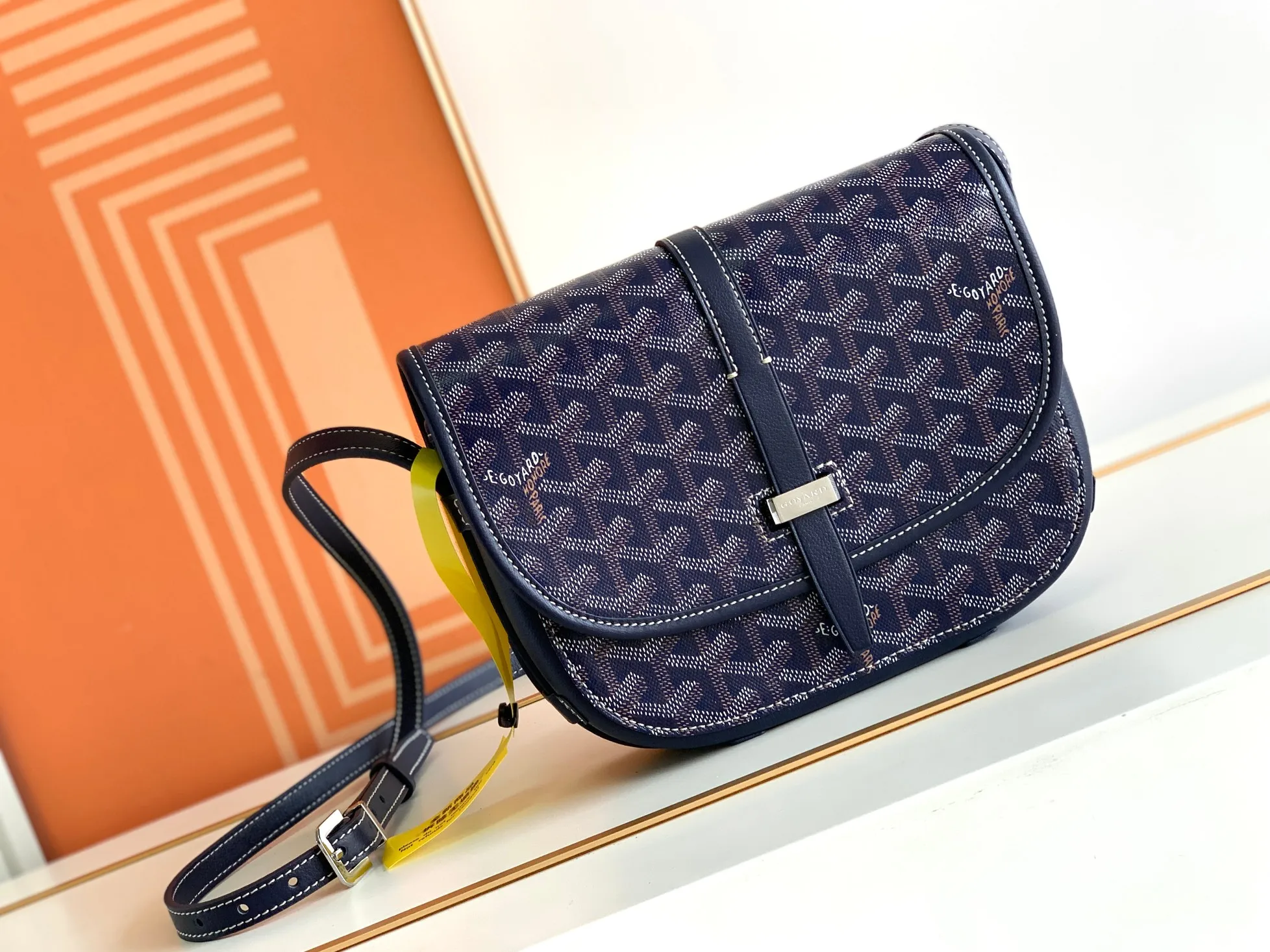 P1300🉐With packaging, the BELVÉDÉRE small bag is equipped with a smart shoulder strap and a secure closure system, suitable for various occasions, simple and elegant, lightweight and practical. Features multiple exterior and interior pockets to easily separate your belongings. Material: GOYARDINE canvas & DECIZE calf leather, detachable and adjustable shoulder strap, search code: 8016 pebbled pattern SIZE: size, weight: 16X7X22 (CM)