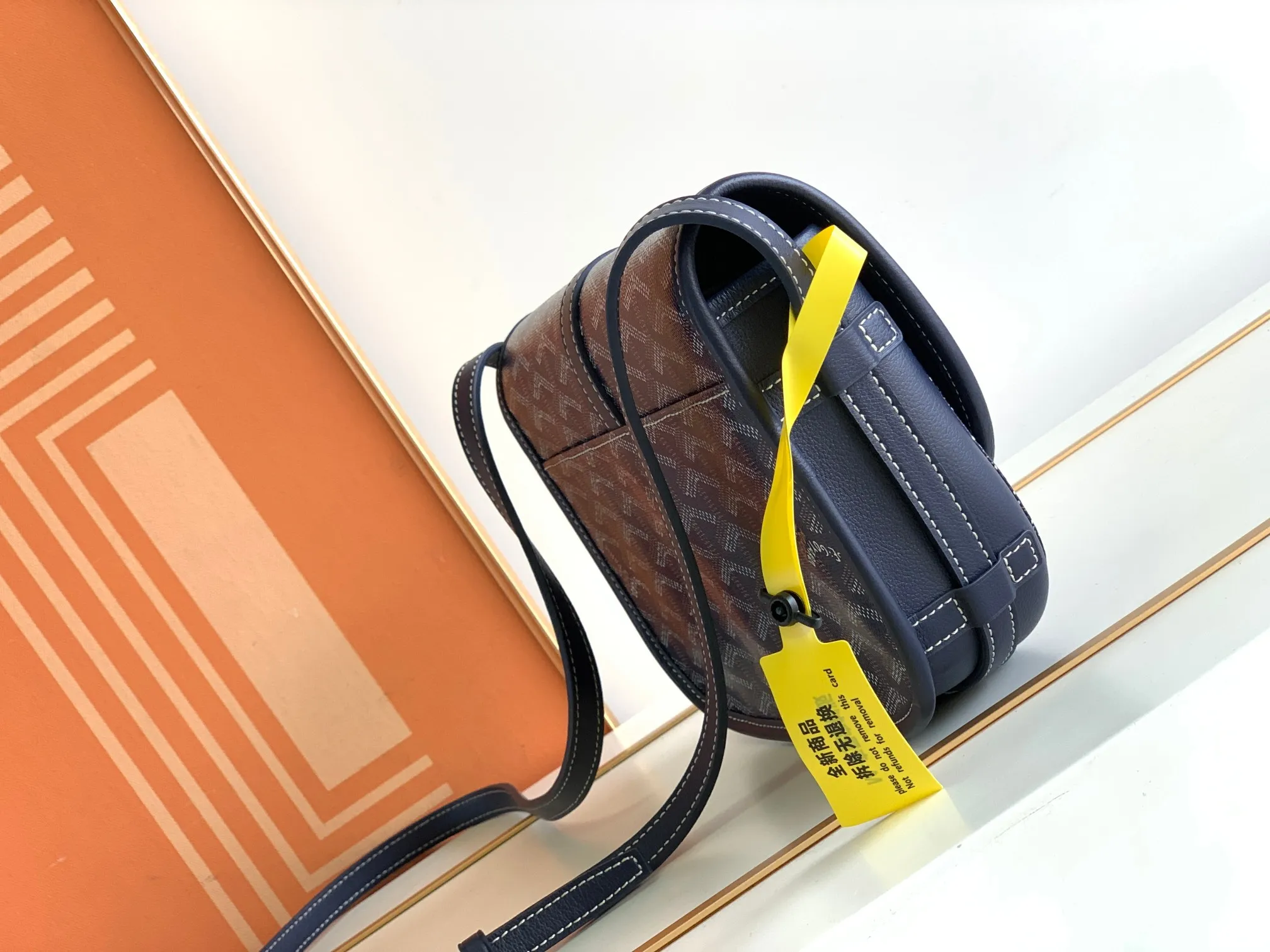 P1300🉐With packaging, the BELVÉDÉRE small bag is equipped with a smart shoulder strap and a secure closure system, suitable for various occasions, simple and elegant, lightweight and practical. Features multiple exterior and interior pockets to easily separate your belongings. Material: GOYARDINE canvas & DECIZE calf leather, detachable and adjustable shoulder strap, search code: 8016 pebbled pattern SIZE: size, weight: 16X7X22 (CM)
