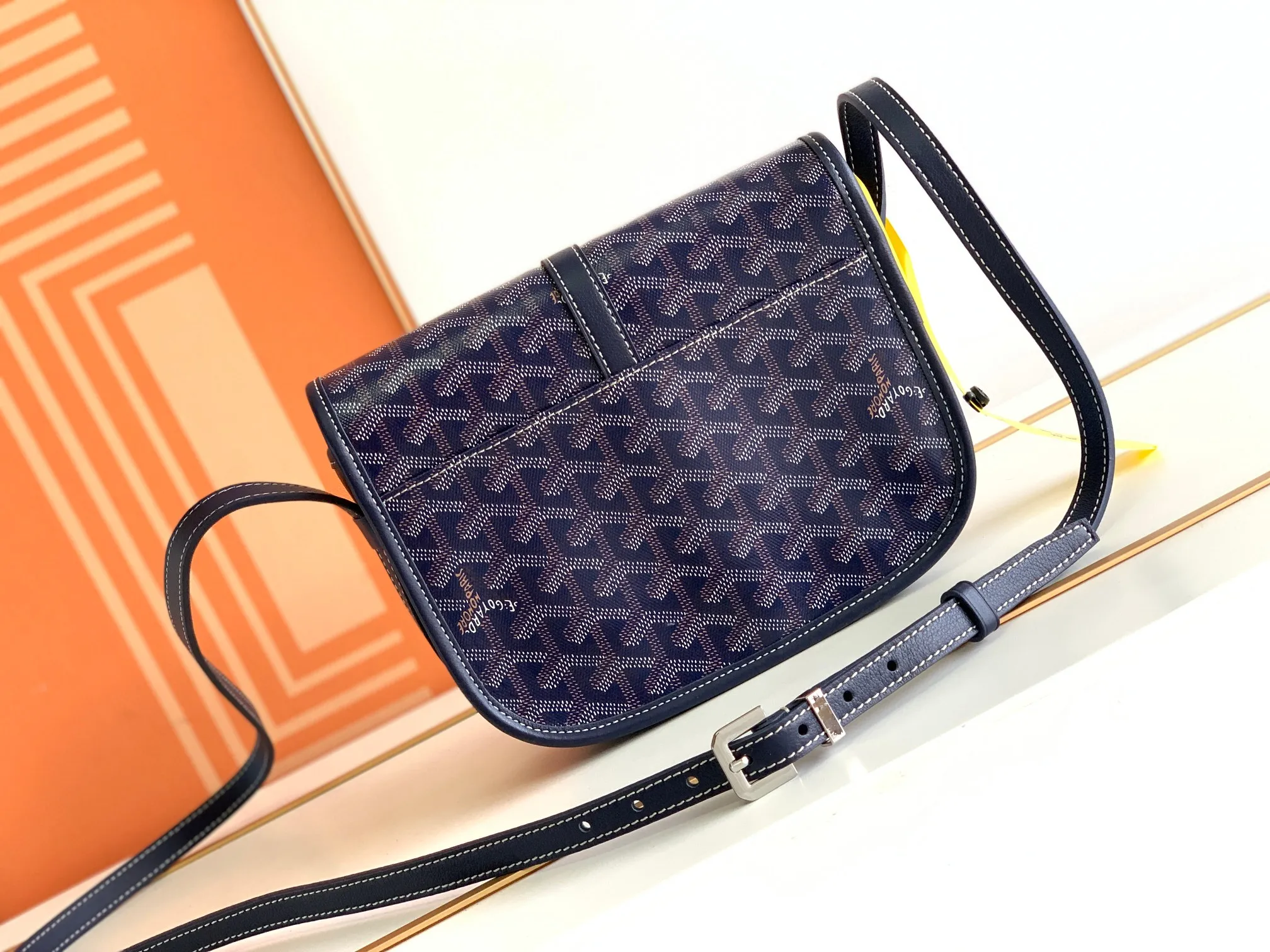 P1300🉐With packaging, the BELVÉDÉRE small bag is equipped with a smart shoulder strap and a secure closure system, suitable for various occasions, simple and elegant, lightweight and practical. Features multiple exterior and interior pockets to easily separate your belongings. Material: GOYARDINE canvas & DECIZE calf leather, detachable and adjustable shoulder strap, search code: 8016 pebbled pattern SIZE: size, weight: 16X7X22 (CM)