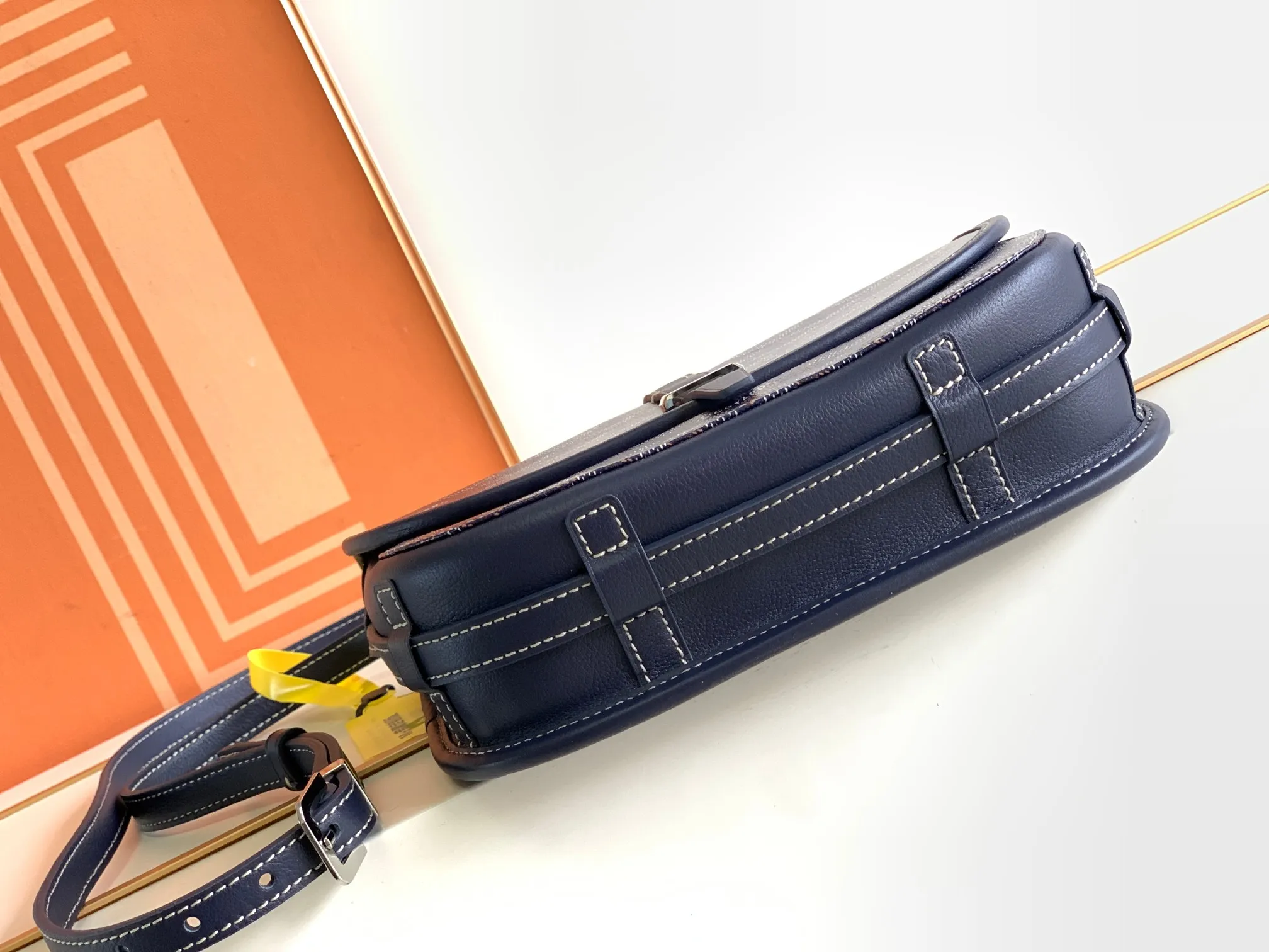 P1300🉐With packaging, the BELVÉDÉRE small bag is equipped with a smart shoulder strap and a secure closure system, suitable for various occasions, simple and elegant, lightweight and practical. Features multiple exterior and interior pockets to easily separate your belongings. Material: GOYARDINE canvas & DECIZE calf leather, detachable and adjustable shoulder strap, search code: 8016 pebbled pattern SIZE: size, weight: 16X7X22 (CM)