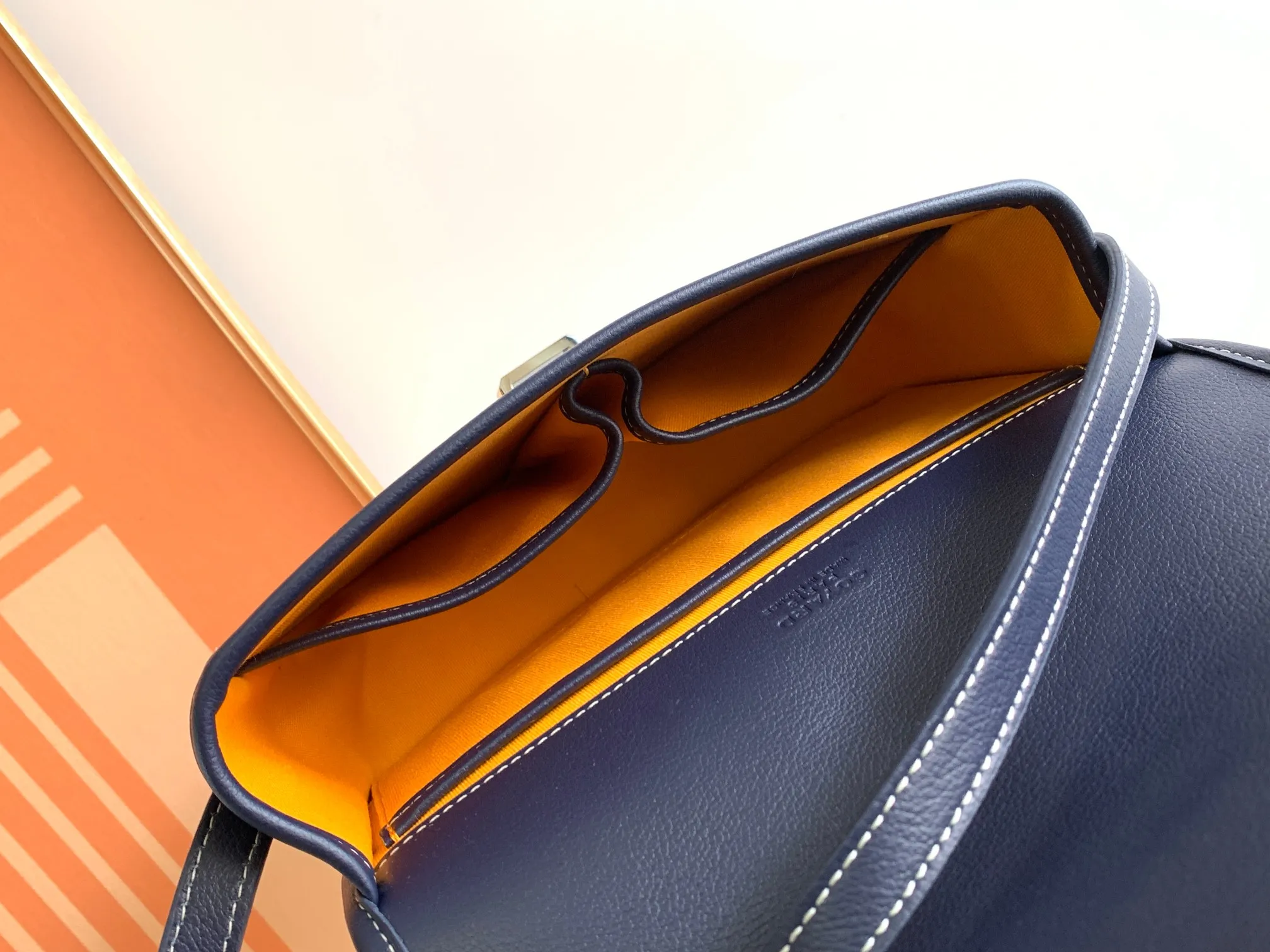P1300🉐With packaging, the BELVÉDÉRE small bag is equipped with a smart shoulder strap and a secure closure system, suitable for various occasions, simple and elegant, lightweight and practical. Features multiple exterior and interior pockets to easily separate your belongings. Material: GOYARDINE canvas & DECIZE calf leather, detachable and adjustable shoulder strap, search code: 8016 pebbled pattern SIZE: size, weight: 16X7X22 (CM)