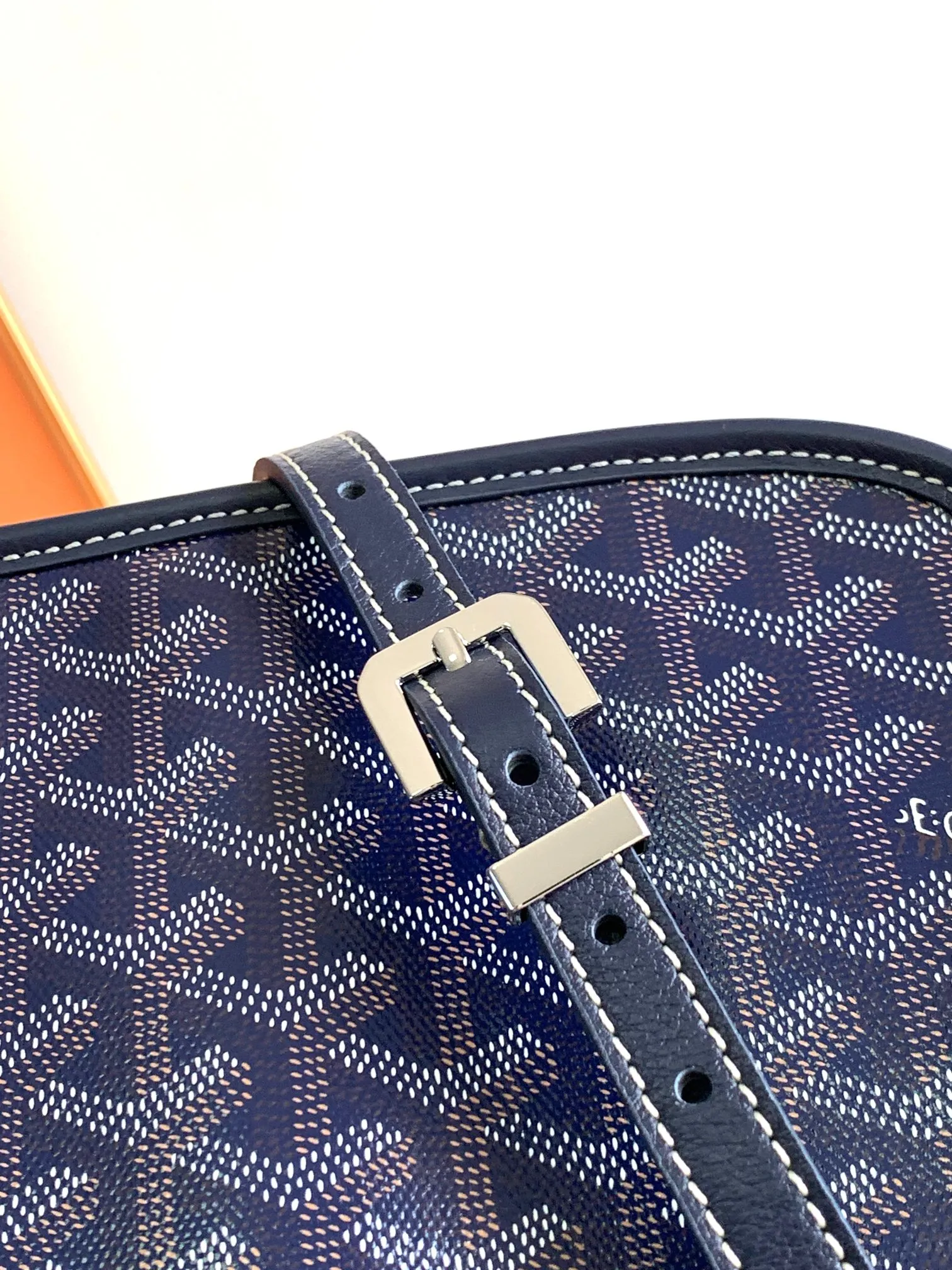 P1300🉐With packaging, the BELVÉDÉRE small bag is equipped with a smart shoulder strap and a secure closure system, suitable for various occasions, simple and elegant, lightweight and practical. Features multiple exterior and interior pockets to easily separate your belongings. Material: GOYARDINE canvas & DECIZE calf leather, detachable and adjustable shoulder strap, search code: 8016 pebbled pattern SIZE: size, weight: 16X7X22 (CM)