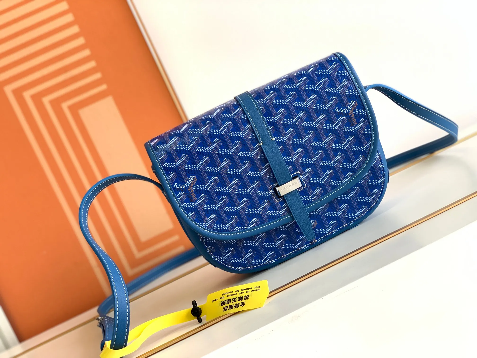 Fitted with a smart shoulder strap and secure closure system, the P1300 BELVÉDÉRE small bag is suitable for any occasion, simple and elegant yet lightweight and practical. Features multiple exterior and interior pockets to easily separate your belongings. Material: GOYARDINE canvas & DECIZE calf leather, detachable and adjustable shoulder strap, 🔎8016 SIZE: size, weight: 16X7X22
