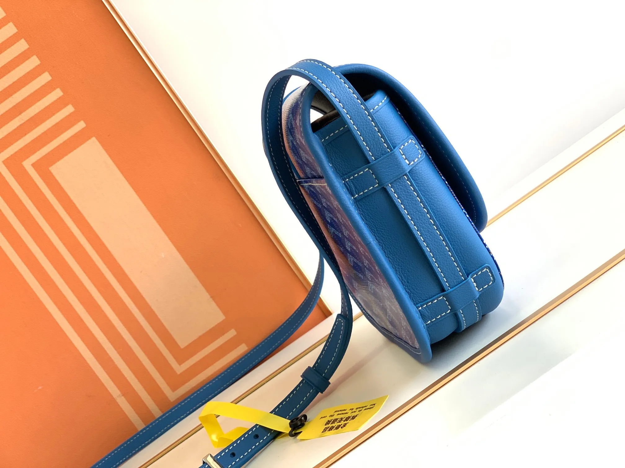 Fitted with a smart shoulder strap and secure closure system, the P1300 BELVÉDÉRE small bag is suitable for any occasion, simple and elegant yet lightweight and practical. Features multiple exterior and interior pockets to easily separate your belongings. Material: GOYARDINE canvas & DECIZE calf leather, detachable and adjustable shoulder strap, 🔎8016 SIZE: size, weight: 16X7X22